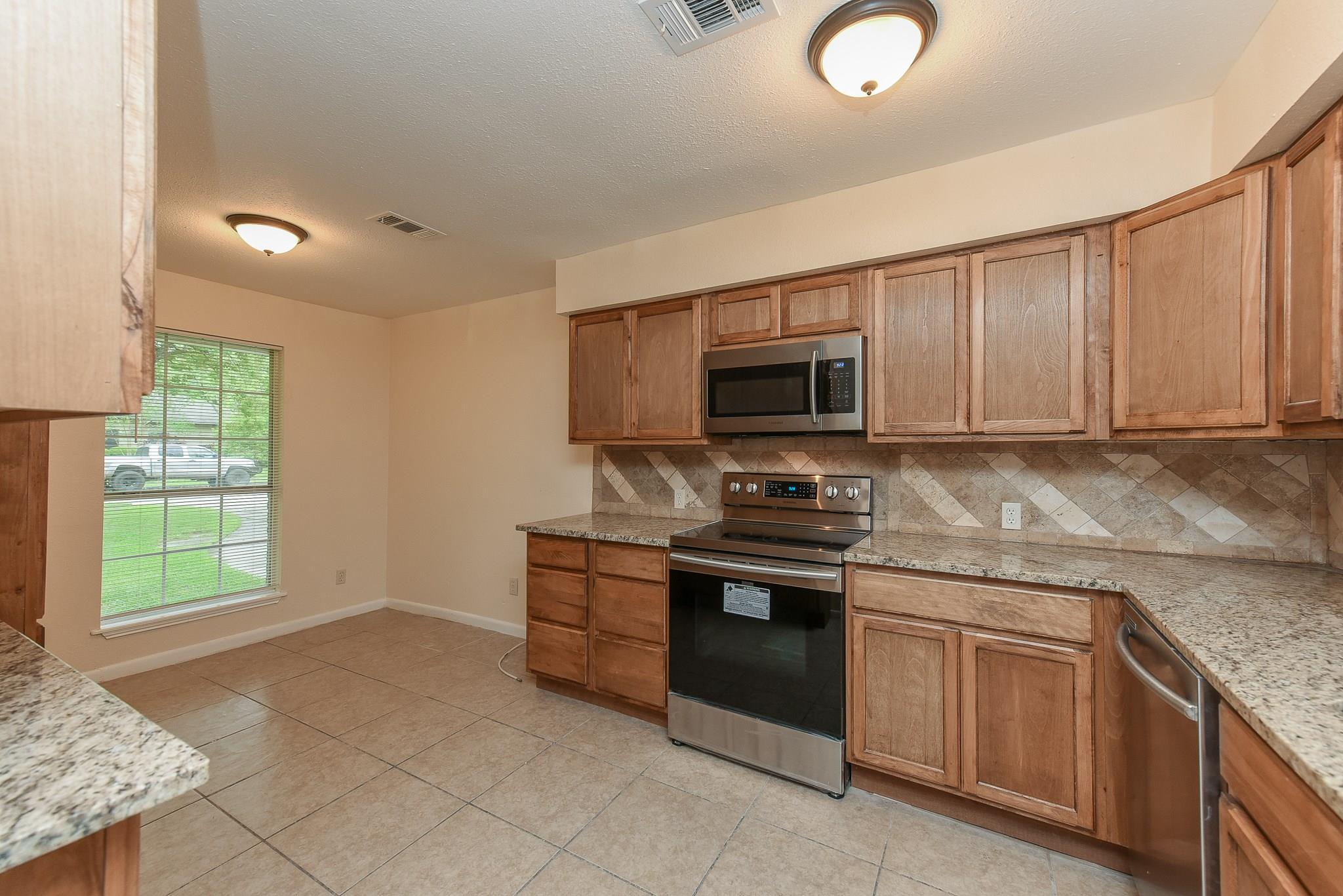 18610 Anne Dr, Webster, TX 77058 photo