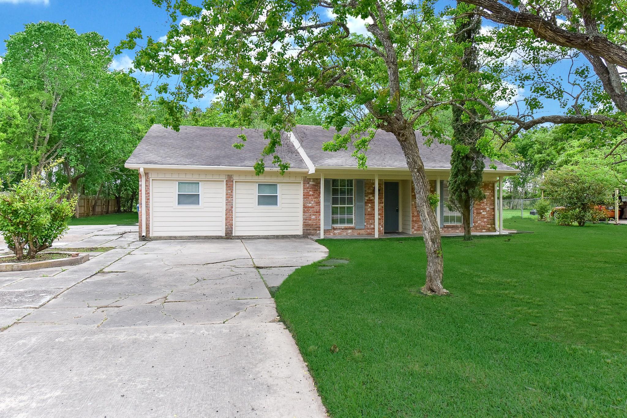 18610 Anne Dr, Webster, TX 77058 photo