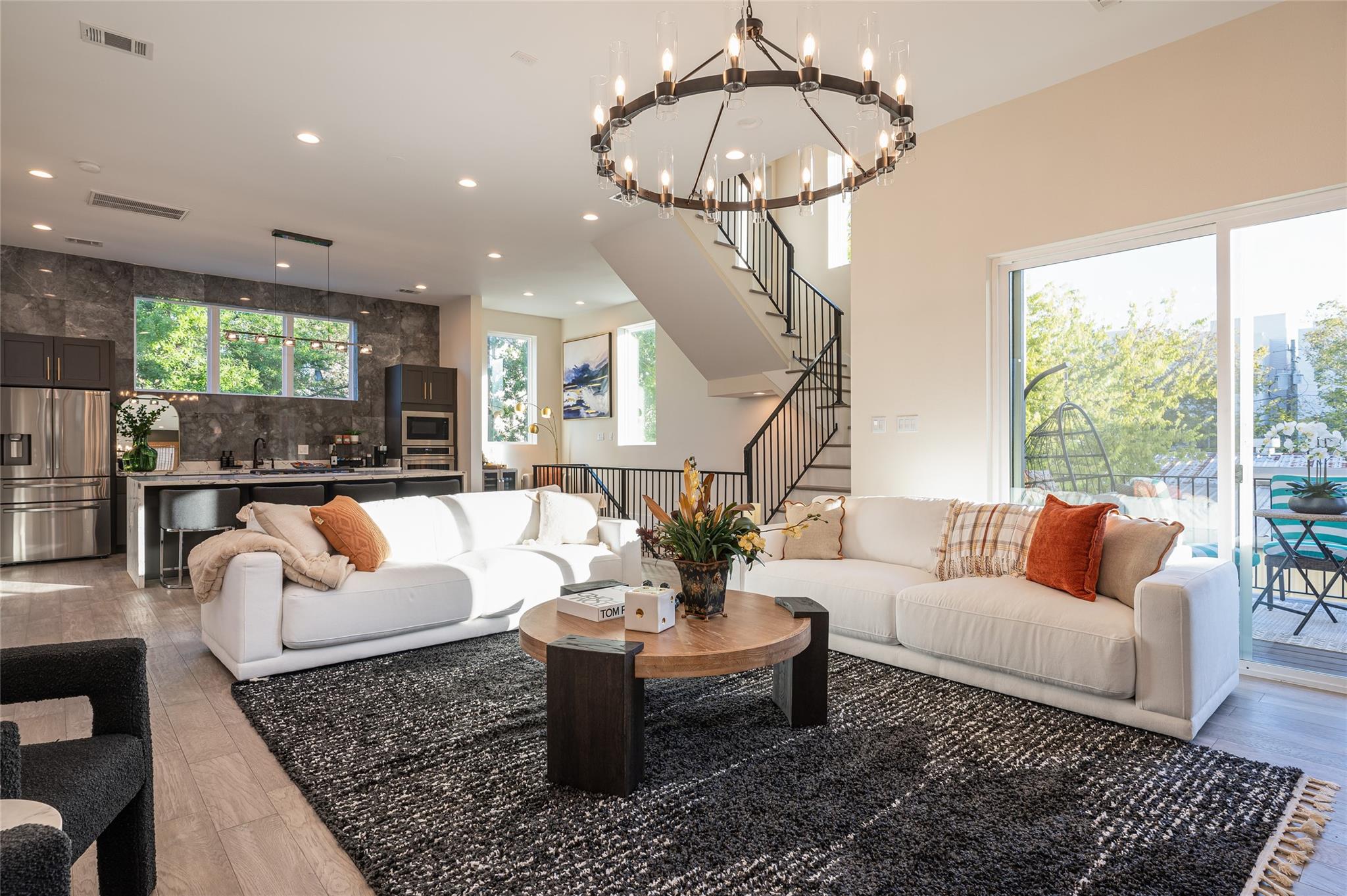 911 Thompson St, Houston, TX 77007