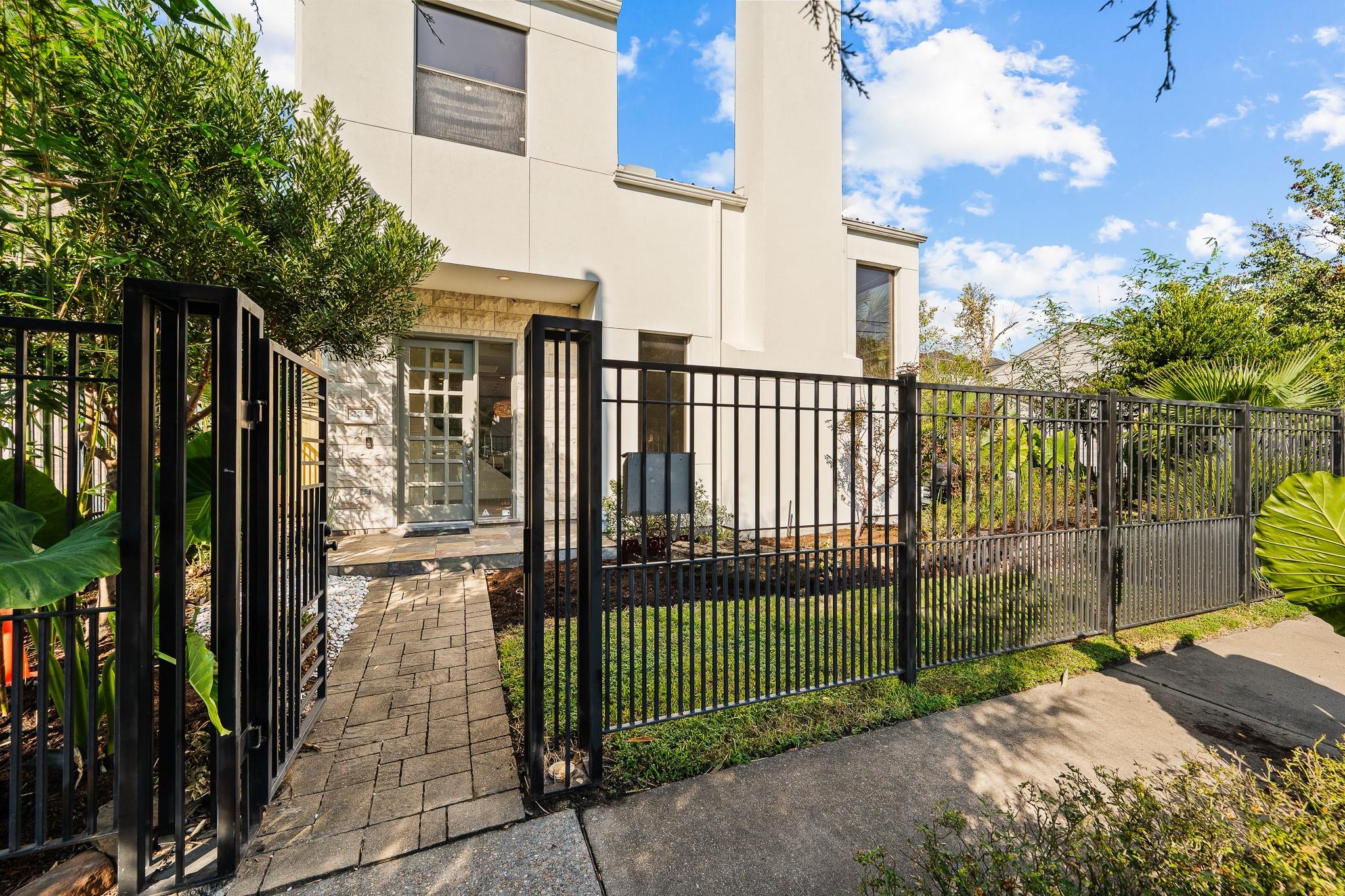 235 Malone St, Houston, TX 77007 photo