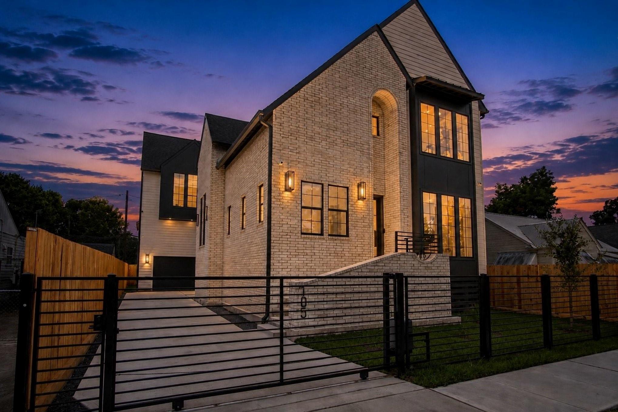 705 Walton St, Houston, TX 77009