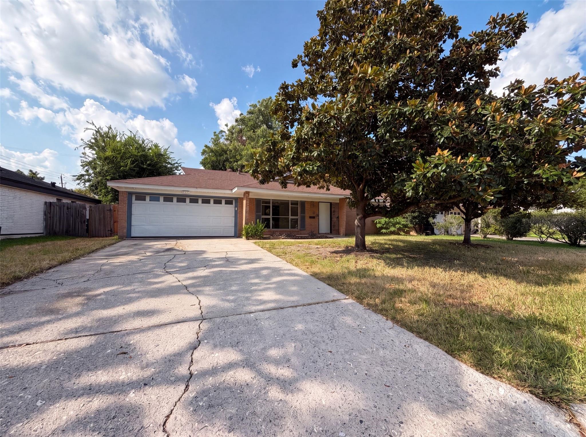9538 Skyline Dr, Houston, TX 77063