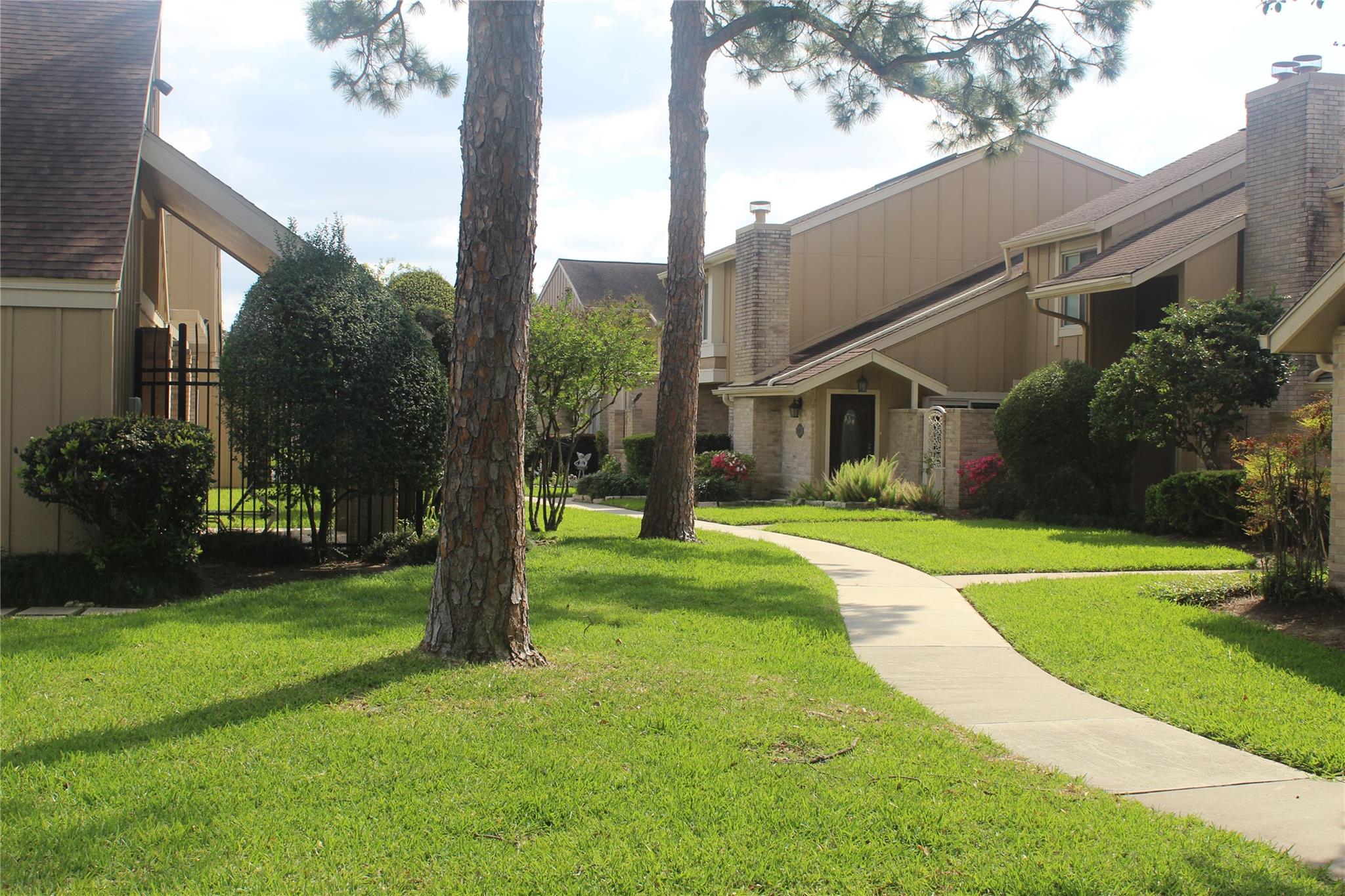 2316 Woodland Park Dr #15, Houston, TX 77077 photo