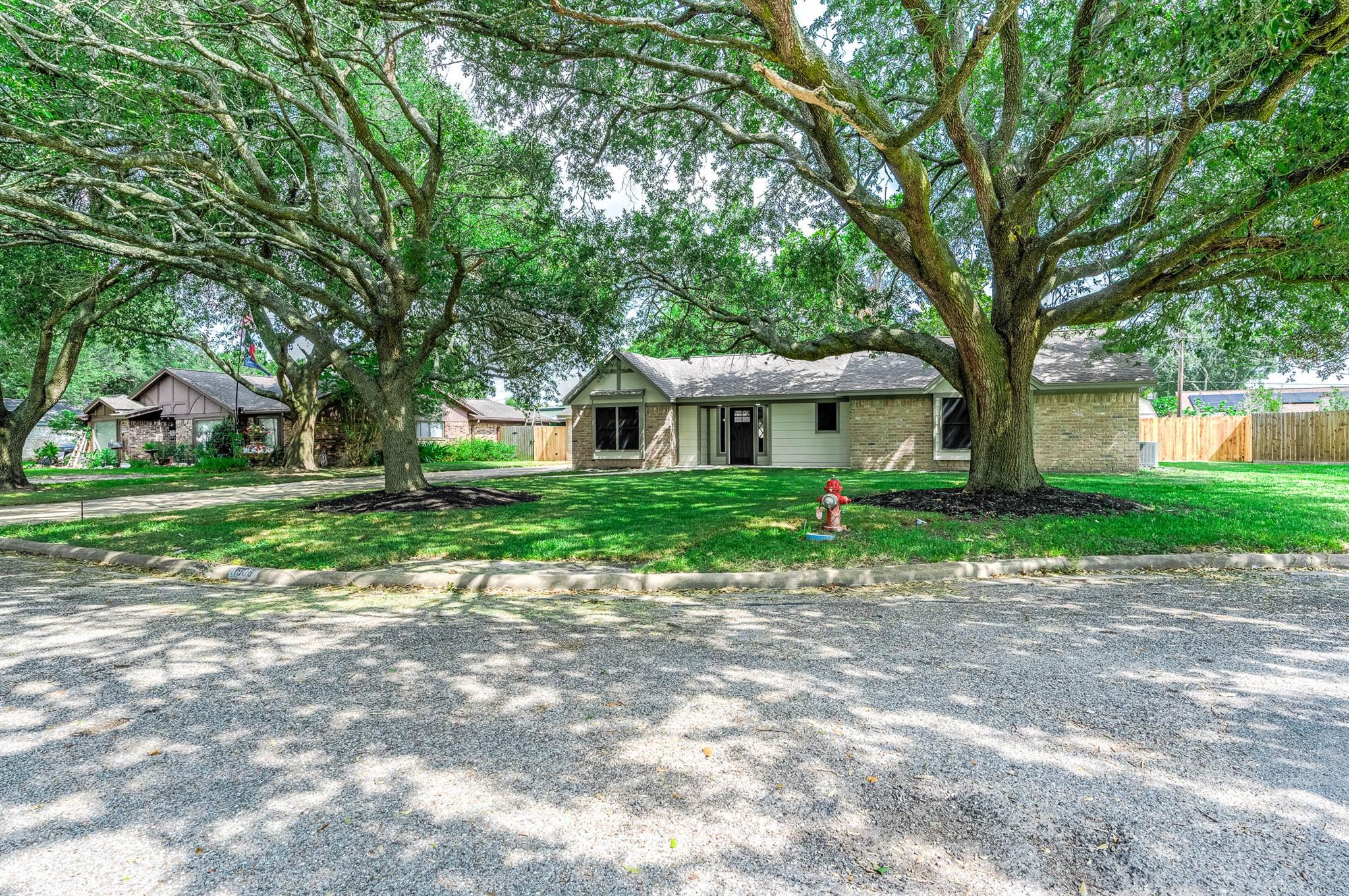 1908 Maxwell Cir, Alvin, TX 77511 photo
