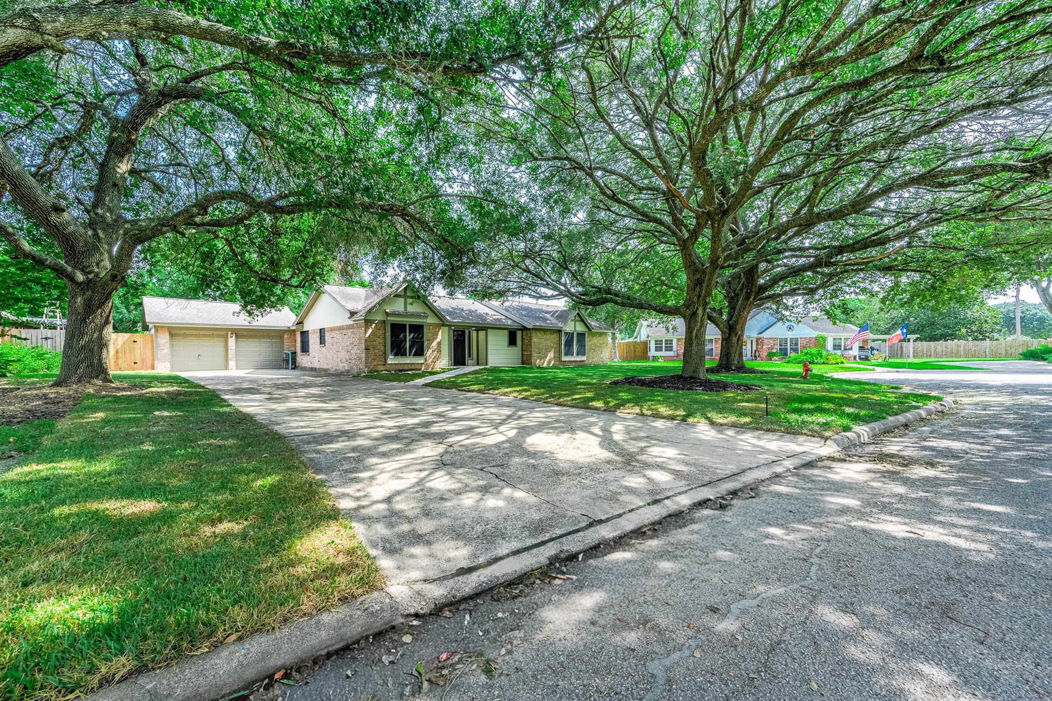 1908 Maxwell Cir, Alvin, TX 77511 photo