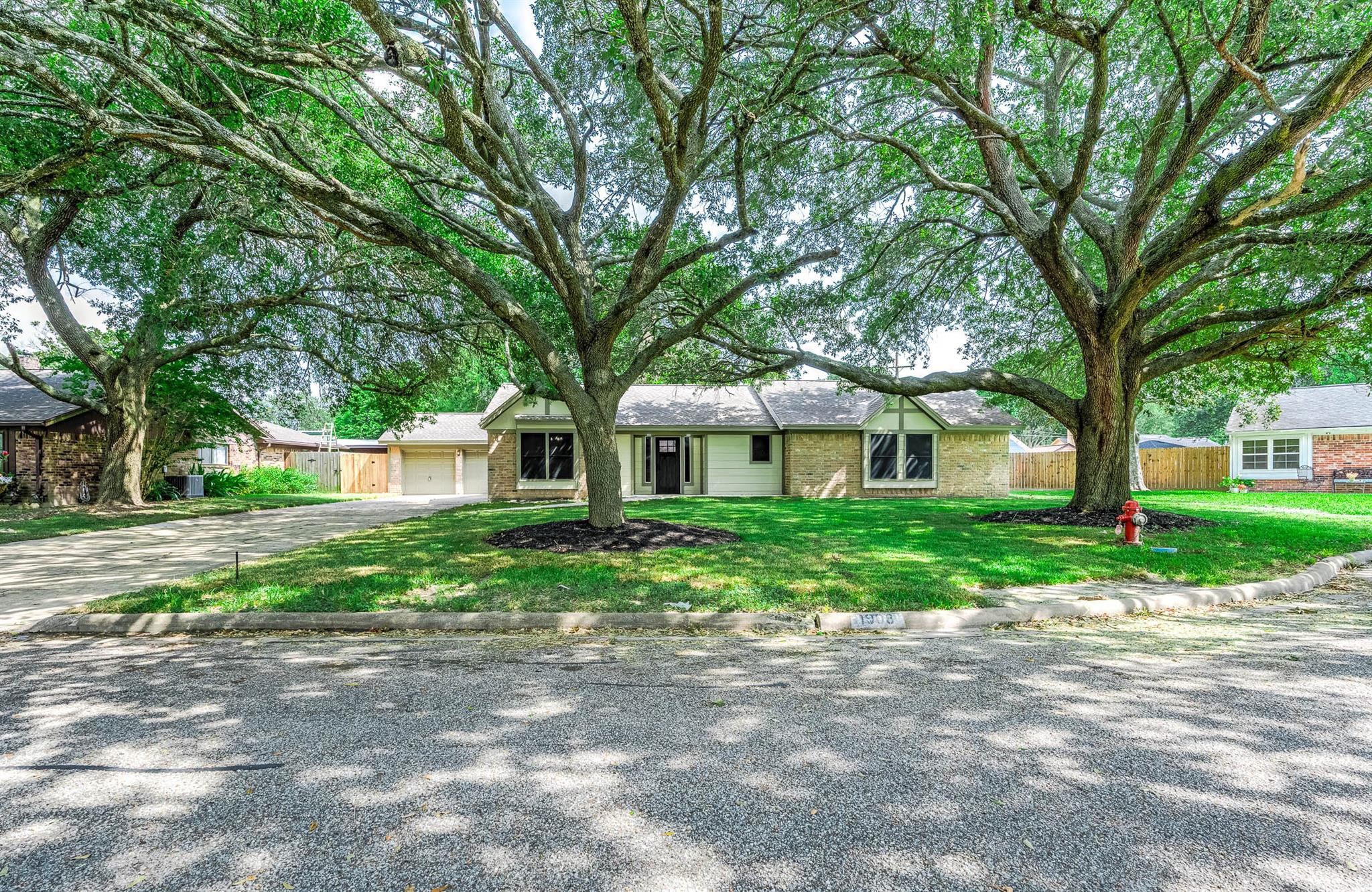 1908 Maxwell Cir, Alvin, TX 77511