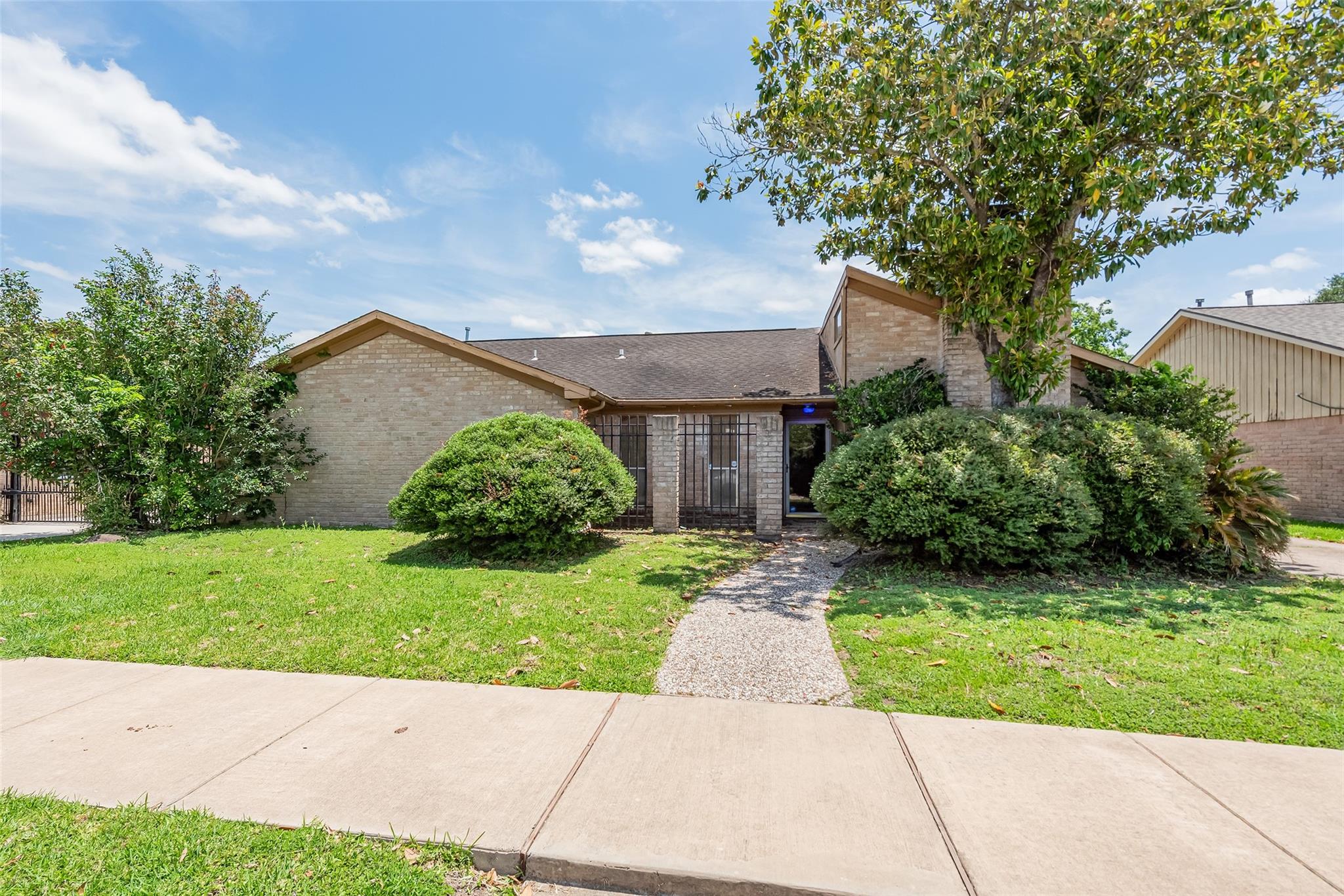 10827 Braes Forest Dr, Houston, TX 77071