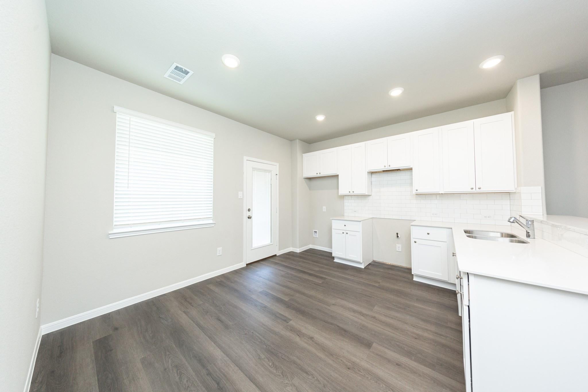 2126 Creole Creek Ln, Houston, TX 77090 photo