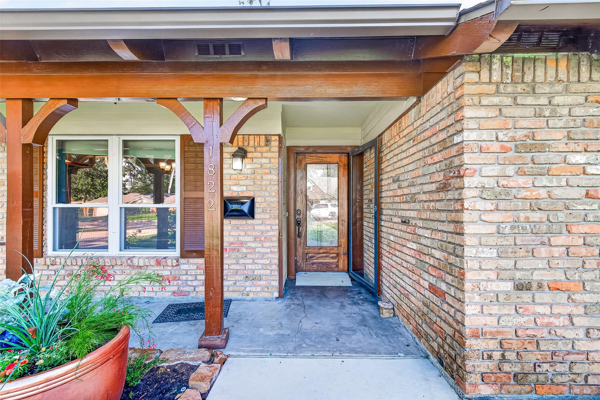 1822 Peer Dr, Houston, TX 77043 photo