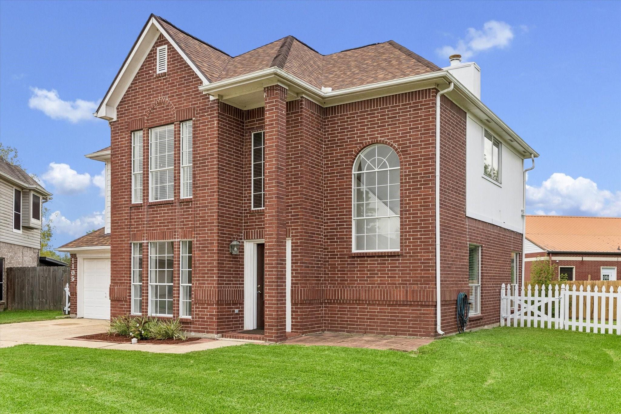 1105 Camelot Ln, Pearland, TX 77581 photo