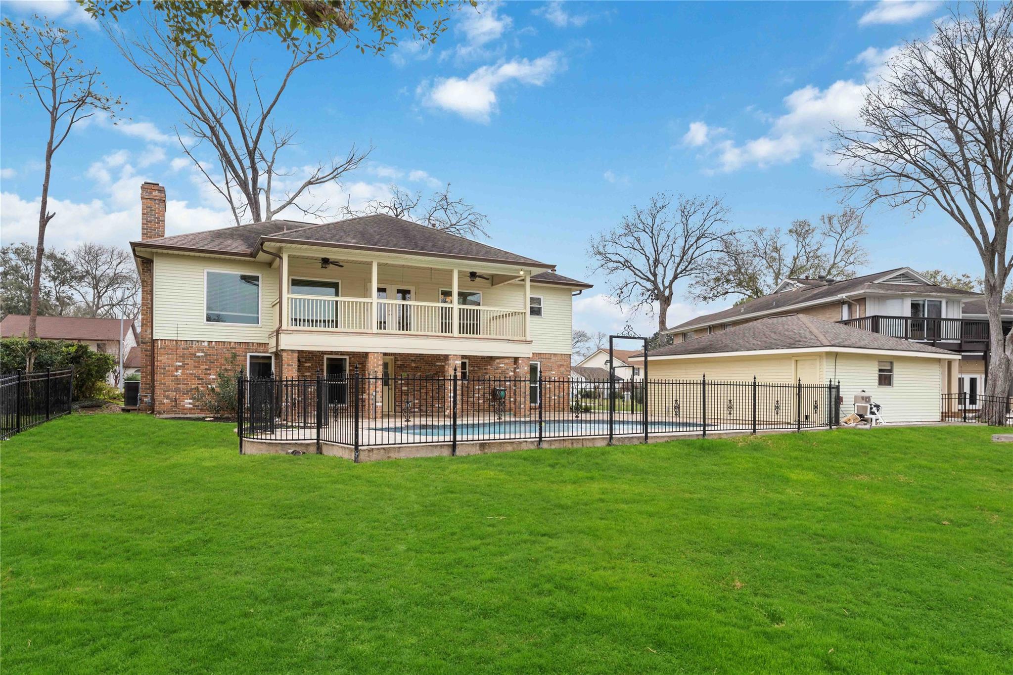 18623 Point Lookout Dr, Nassau Bay, TX 77058