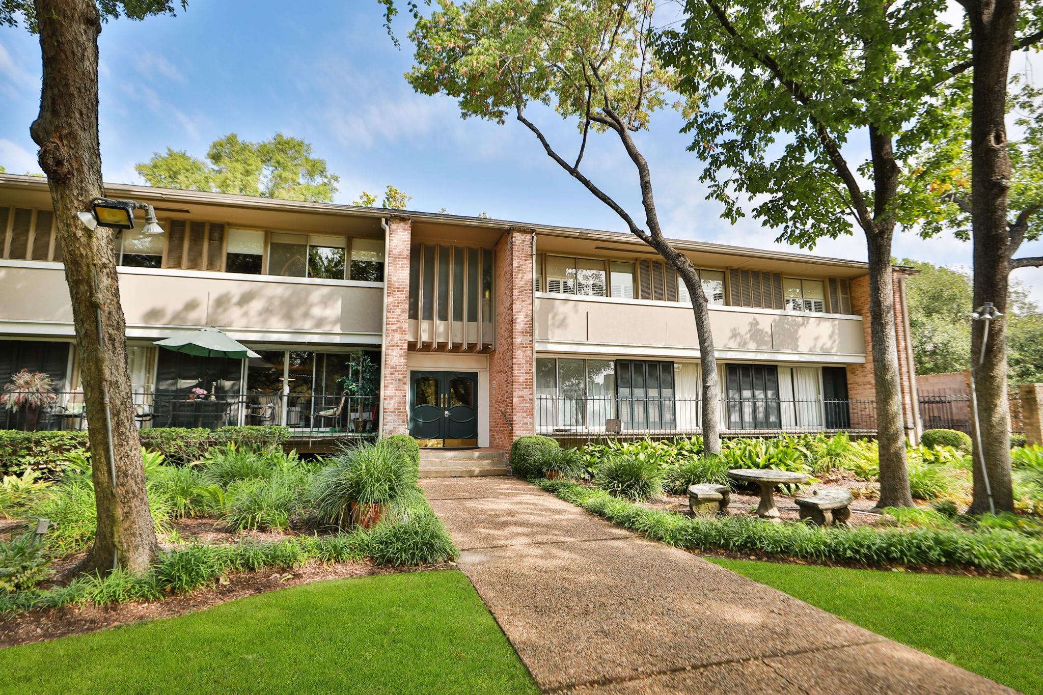 666 Ripple Creek Dr, Houston, TX 77057