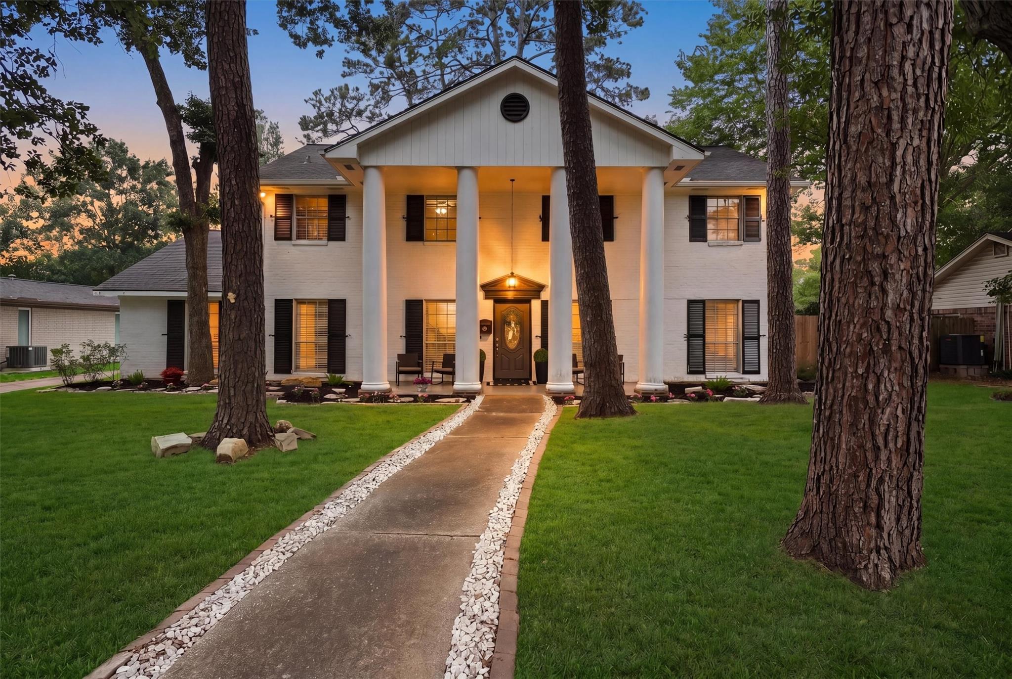 215 Whispering Oaks Dr, Seabrook, TX 77586