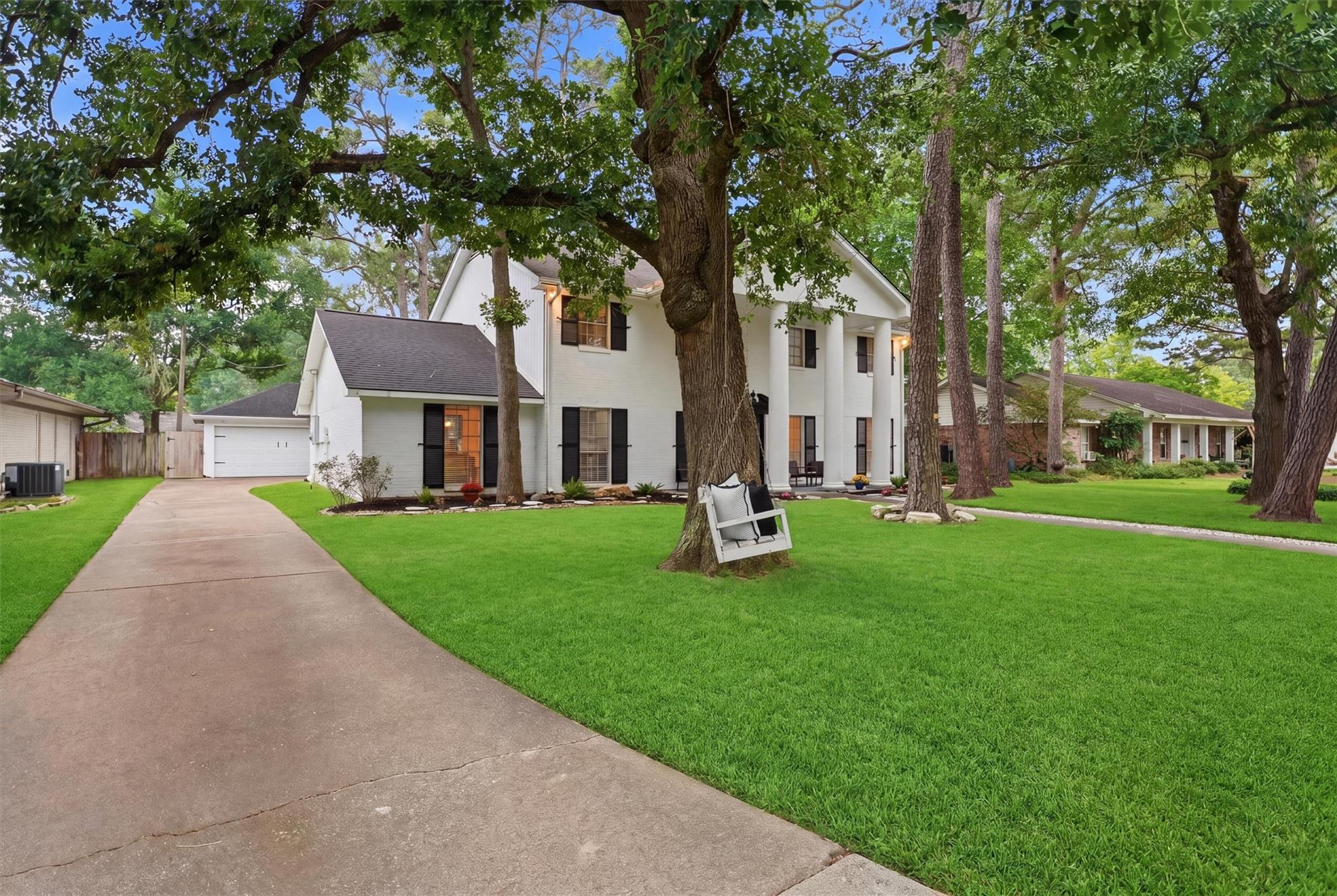 215 Whispering Oaks Dr, Seabrook, TX 77586 photo