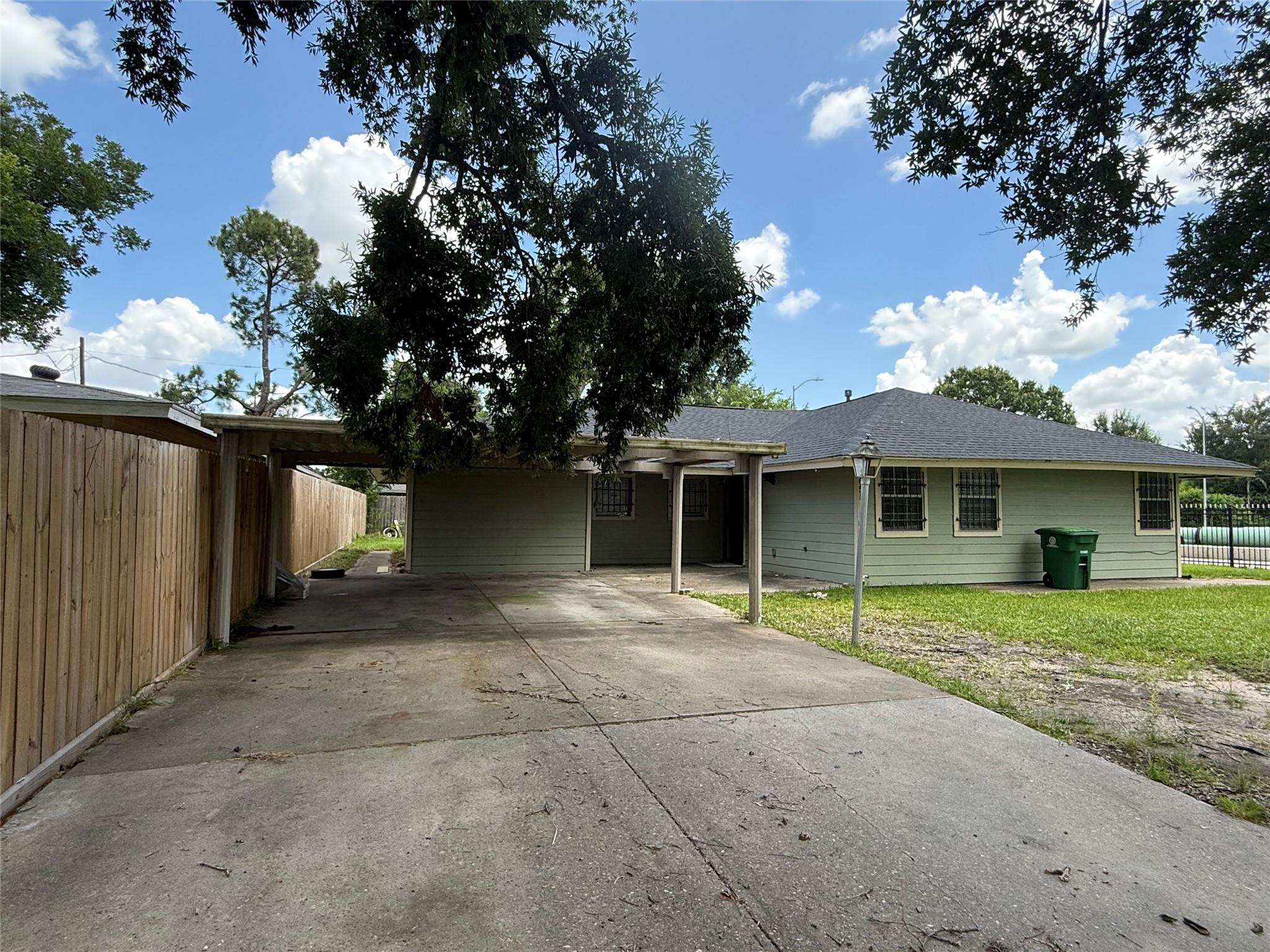 5651 Lyndhurst Dr, Houston, TX 77033