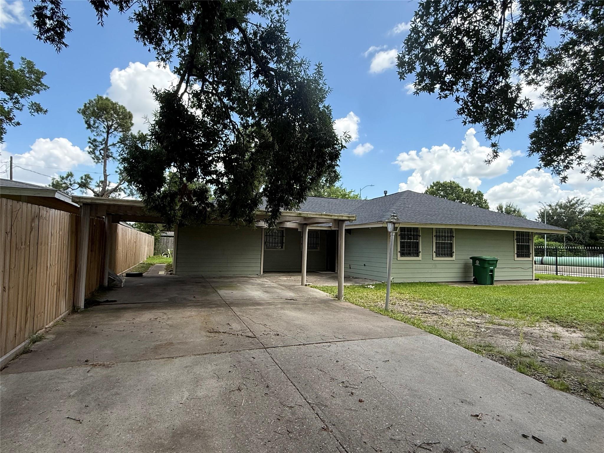 5651 Lyndhurst Dr, Houston, TX 77033 photo