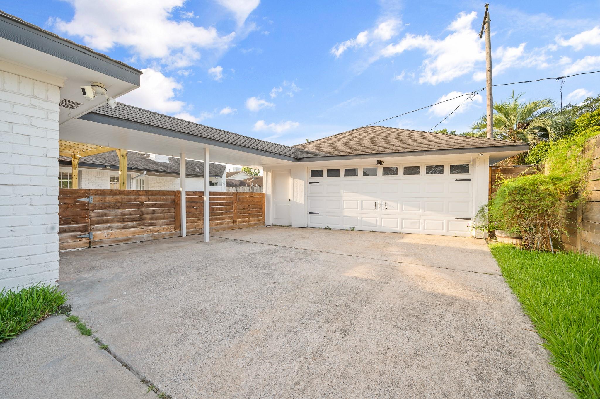 10703 Valley Forge Dr, Houston, TX 77042 photo