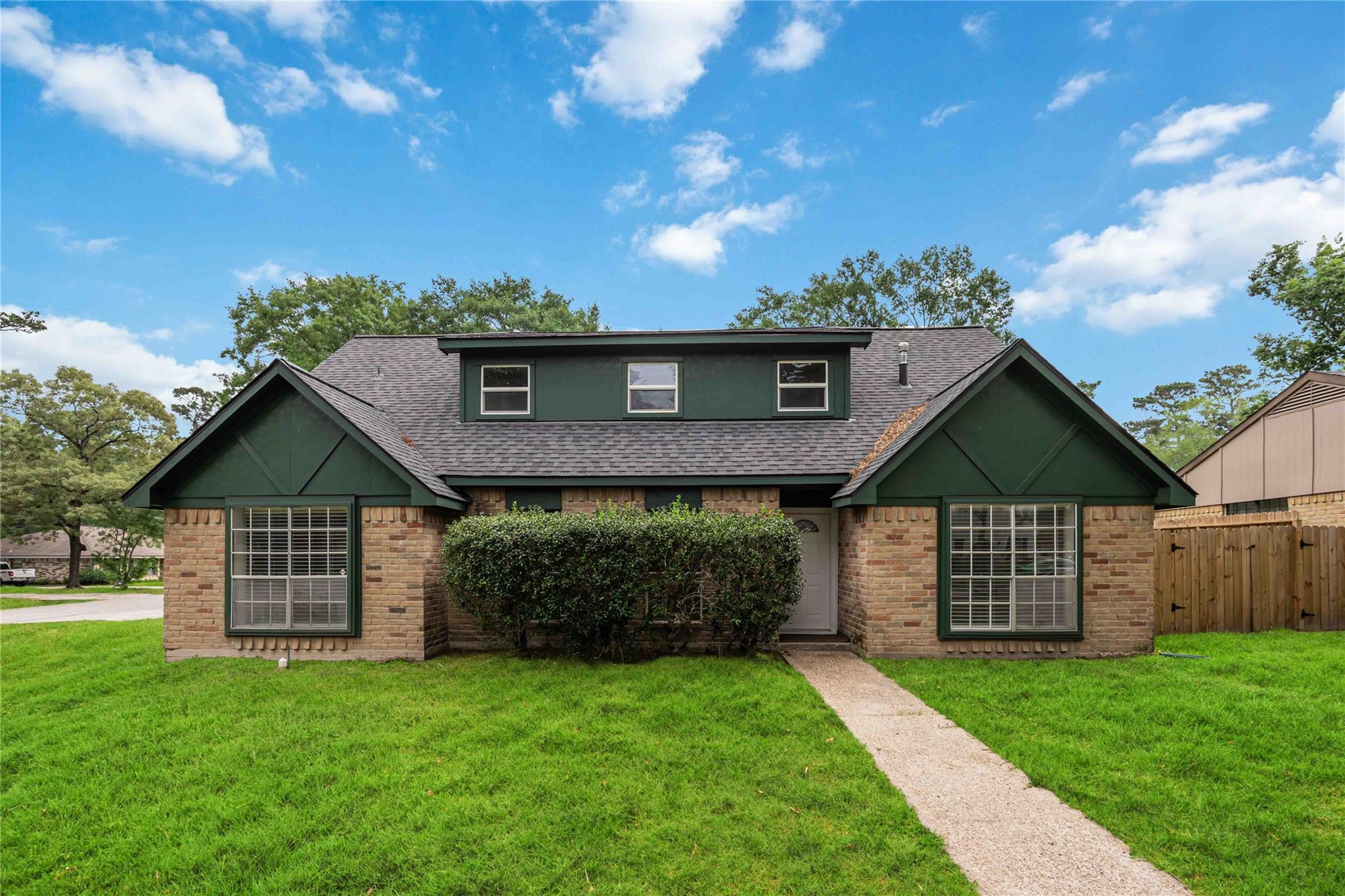 203 Wedgewood Ct, Oak Ridge North, TX 77386