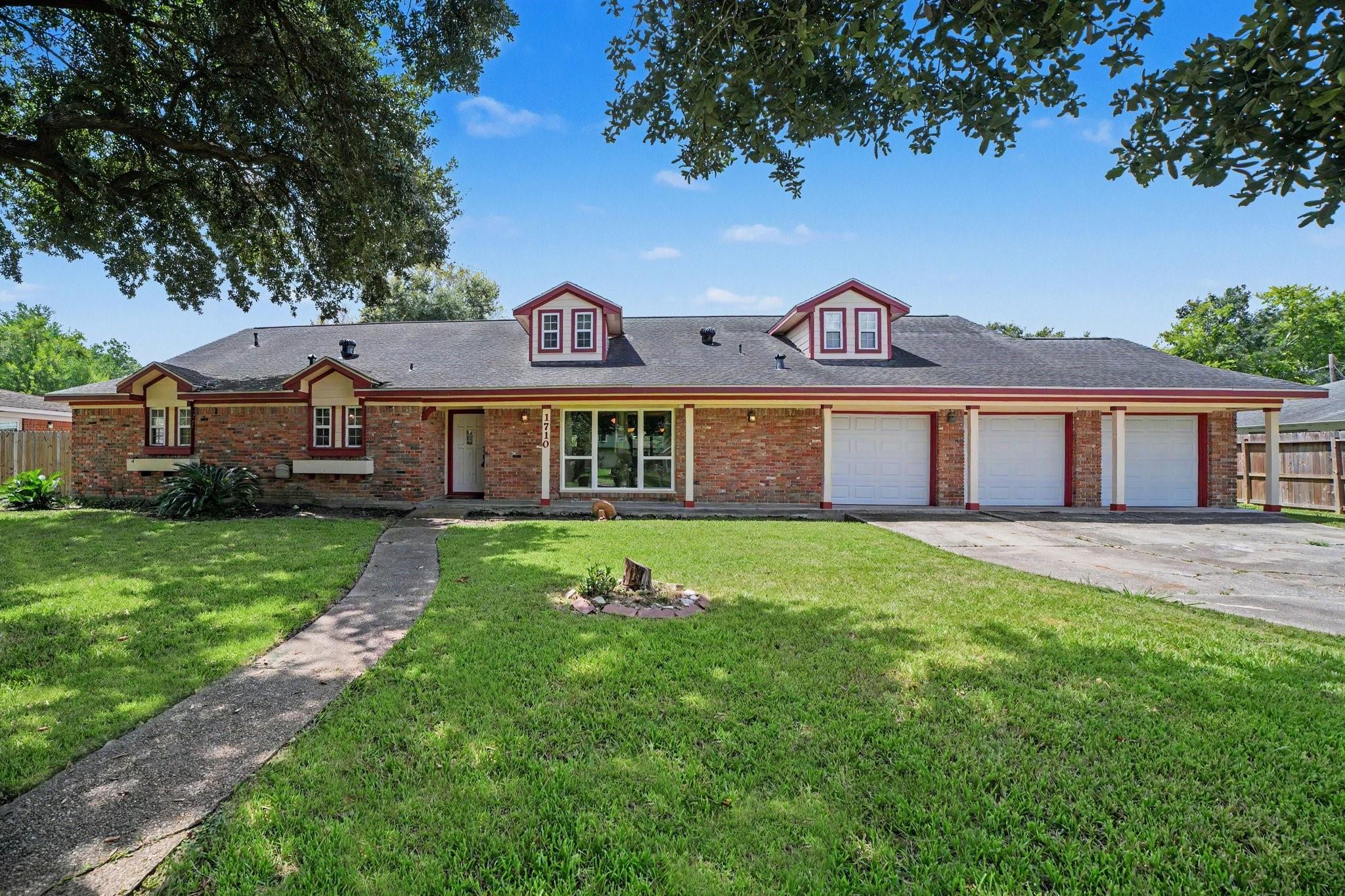 1710 Oaks Dr, Pasadena, TX 77502
