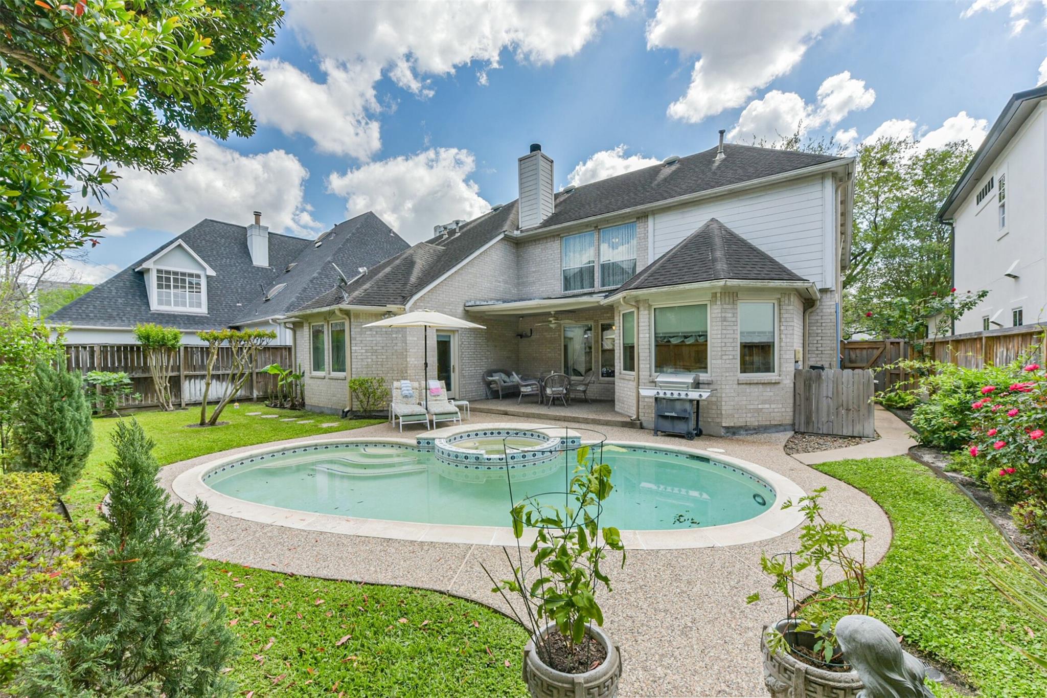 5346 Navarro St, Houston, TX 77056