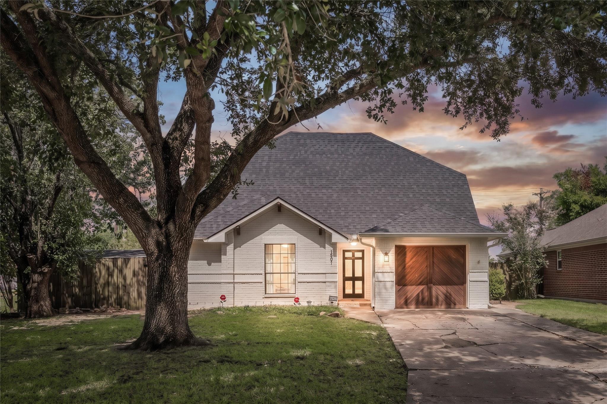 5501 Pecos St, Dickinson, TX 77539