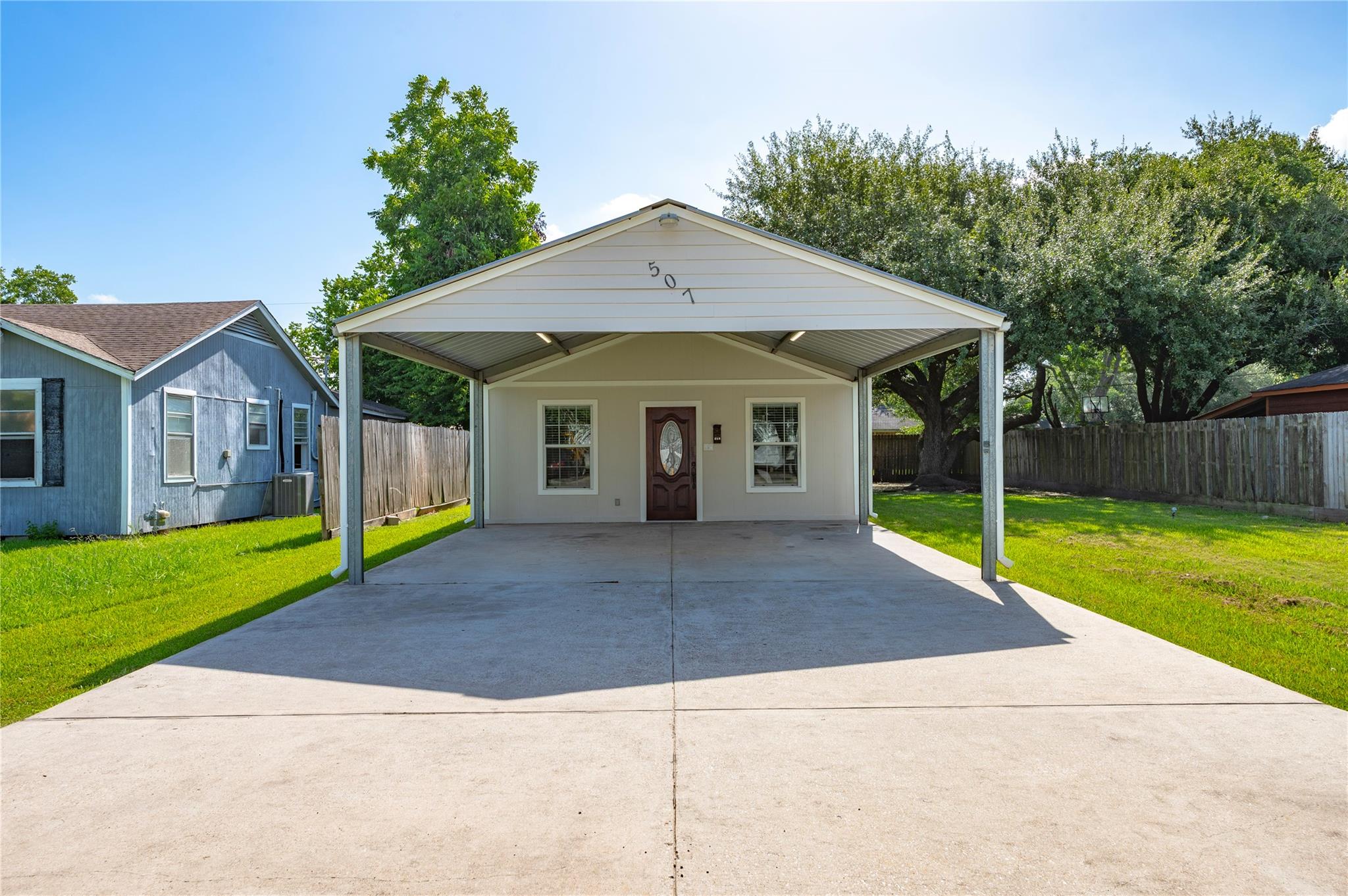 507 Oak St, Highlands, TX 77562