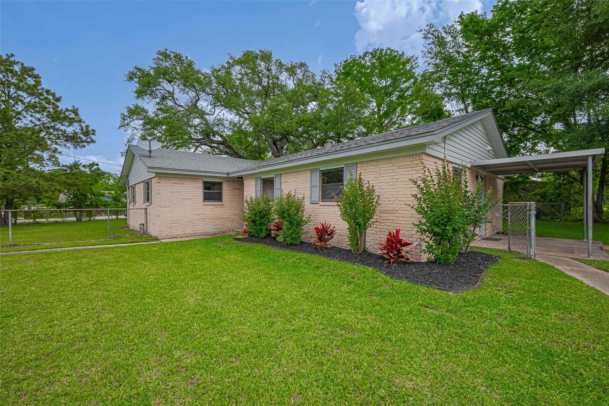 111 N 11 St, Highlands, TX 77562 photo