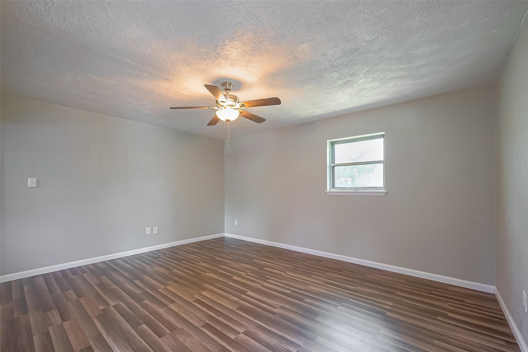 111 N 11 St, Highlands, TX 77562 photo