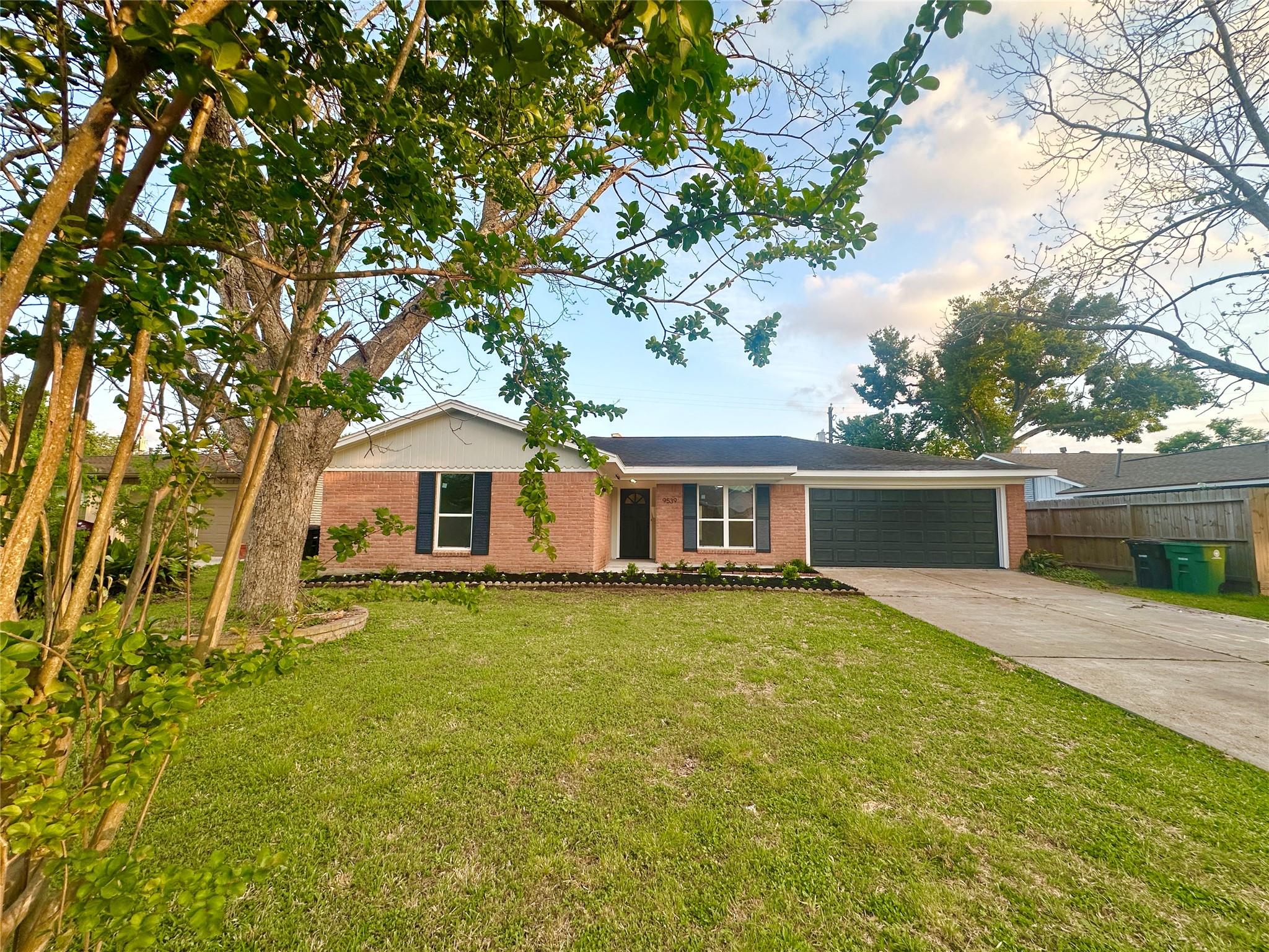 9539 Beverlyhill St, Houston, TX 77063 photo