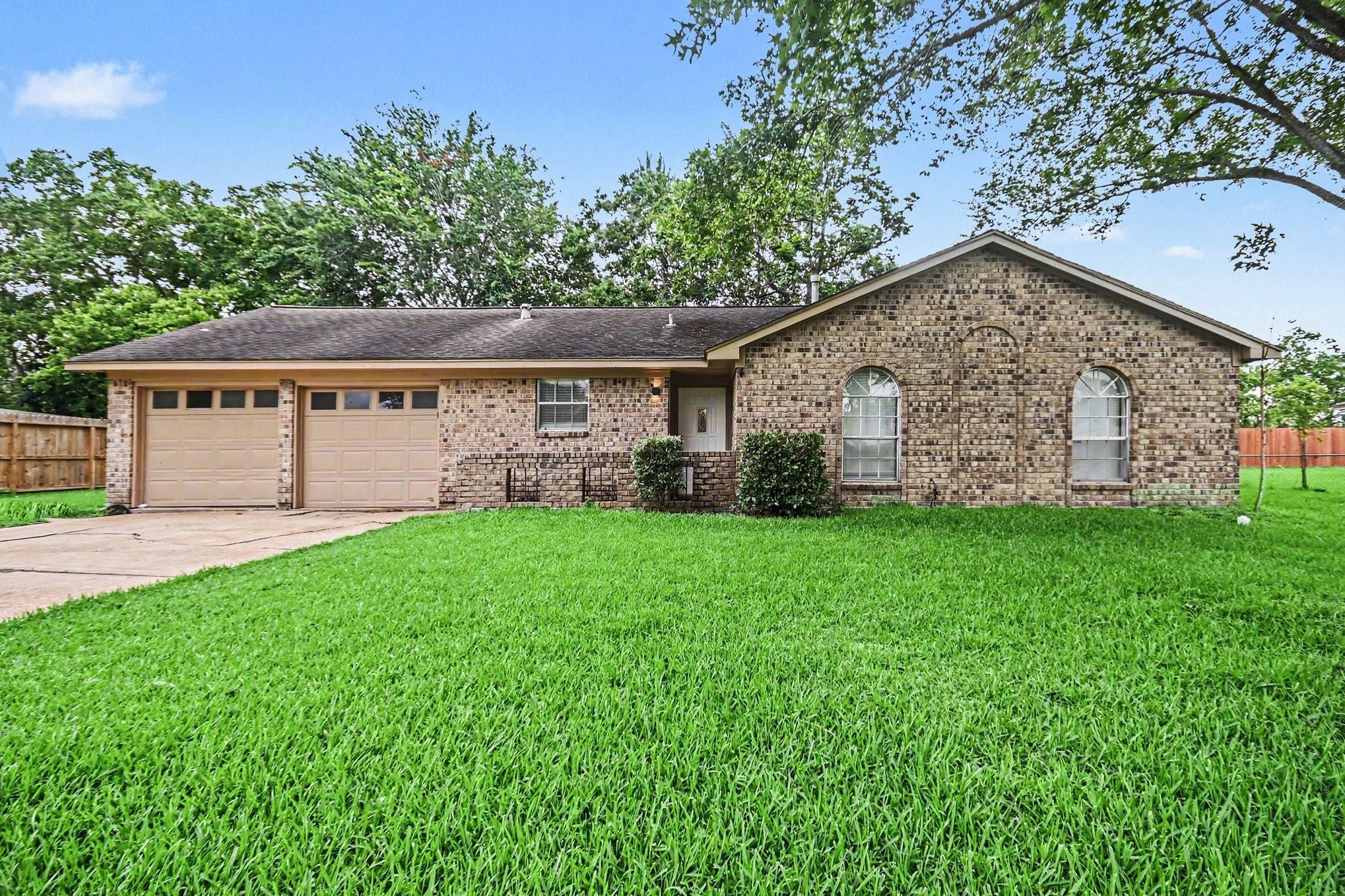 1917 Coupland Dr, La Porte, TX 77571