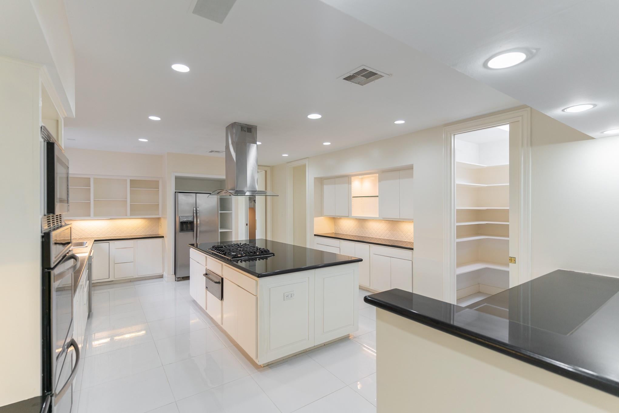 8800 Woodway Dr, Houston, TX 77063