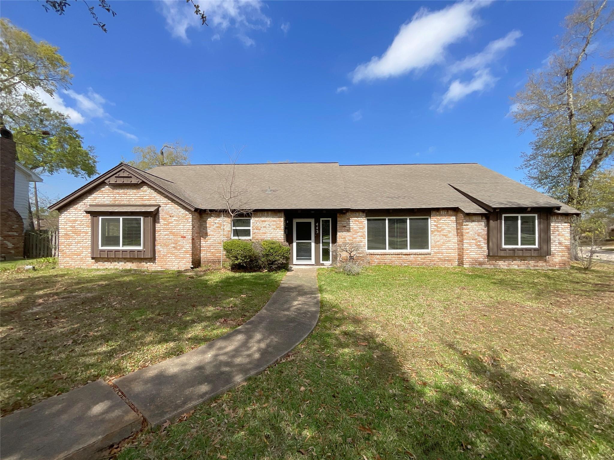 443 Bayou View Dr, El Paso, TX 77586