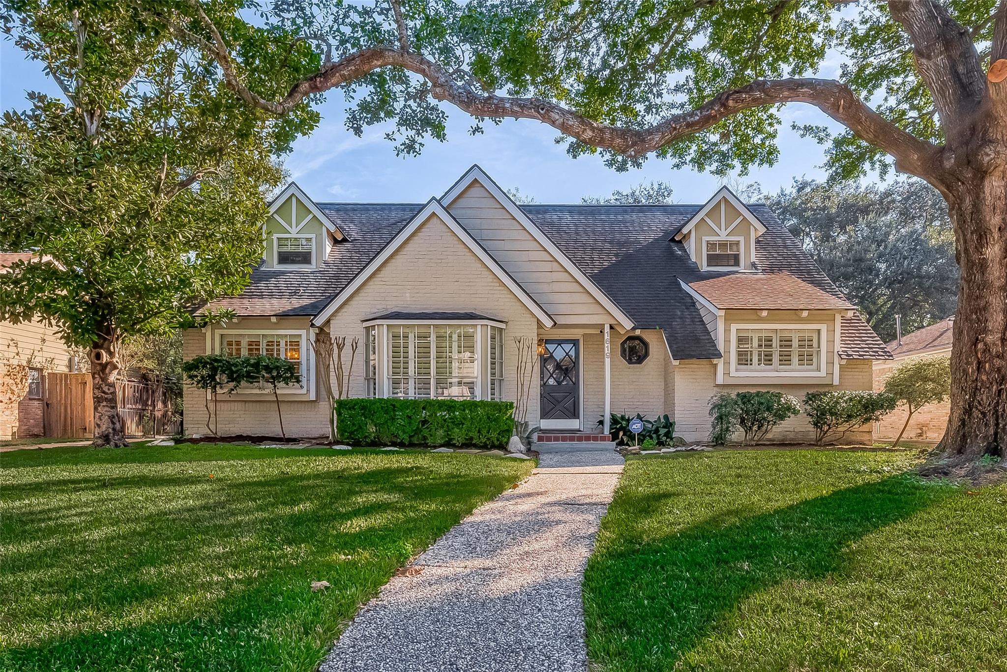 1619 Crystal Hills Dr, Houston, TX 77077