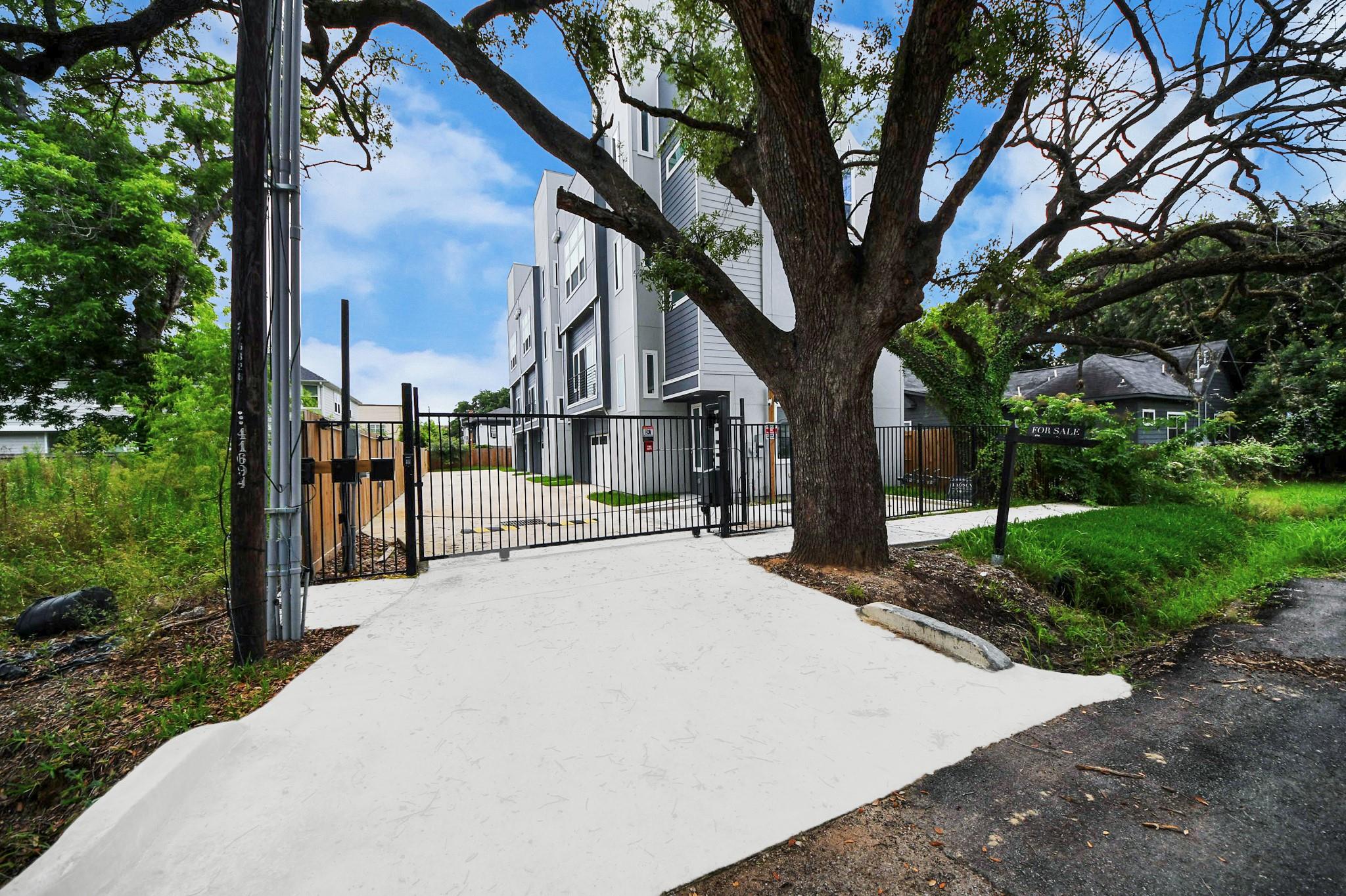 2709 Dennis St, Houston, TX 77004 photo