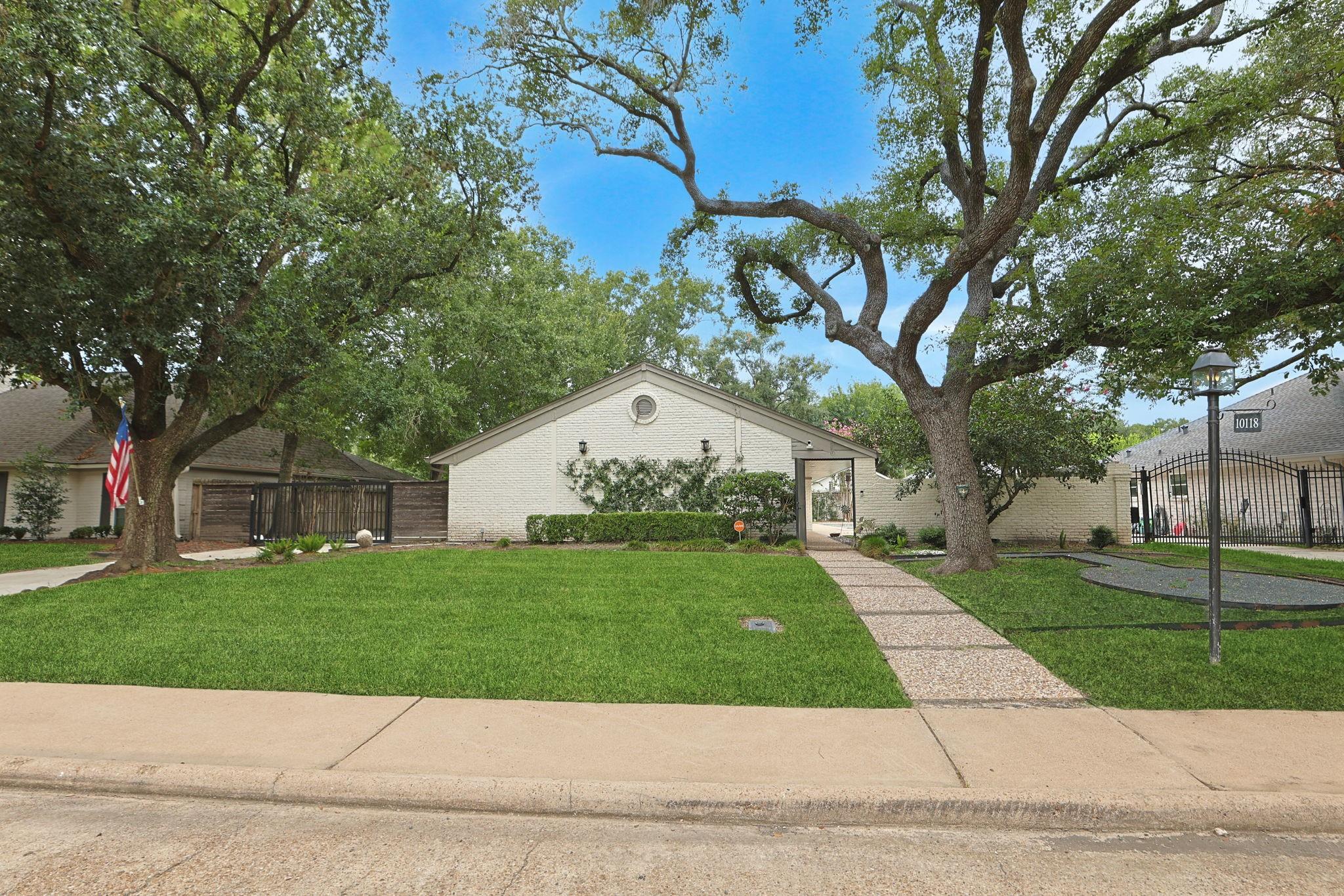 10118 Chevy Chase Dr, Houston, TX 77042 photo