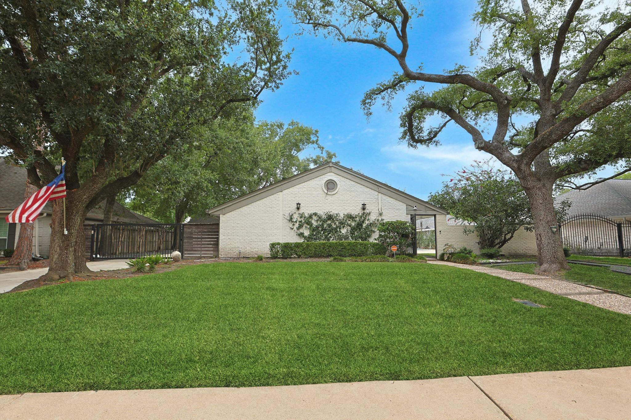 10118 Chevy Chase Dr, Houston, TX 77042 photo