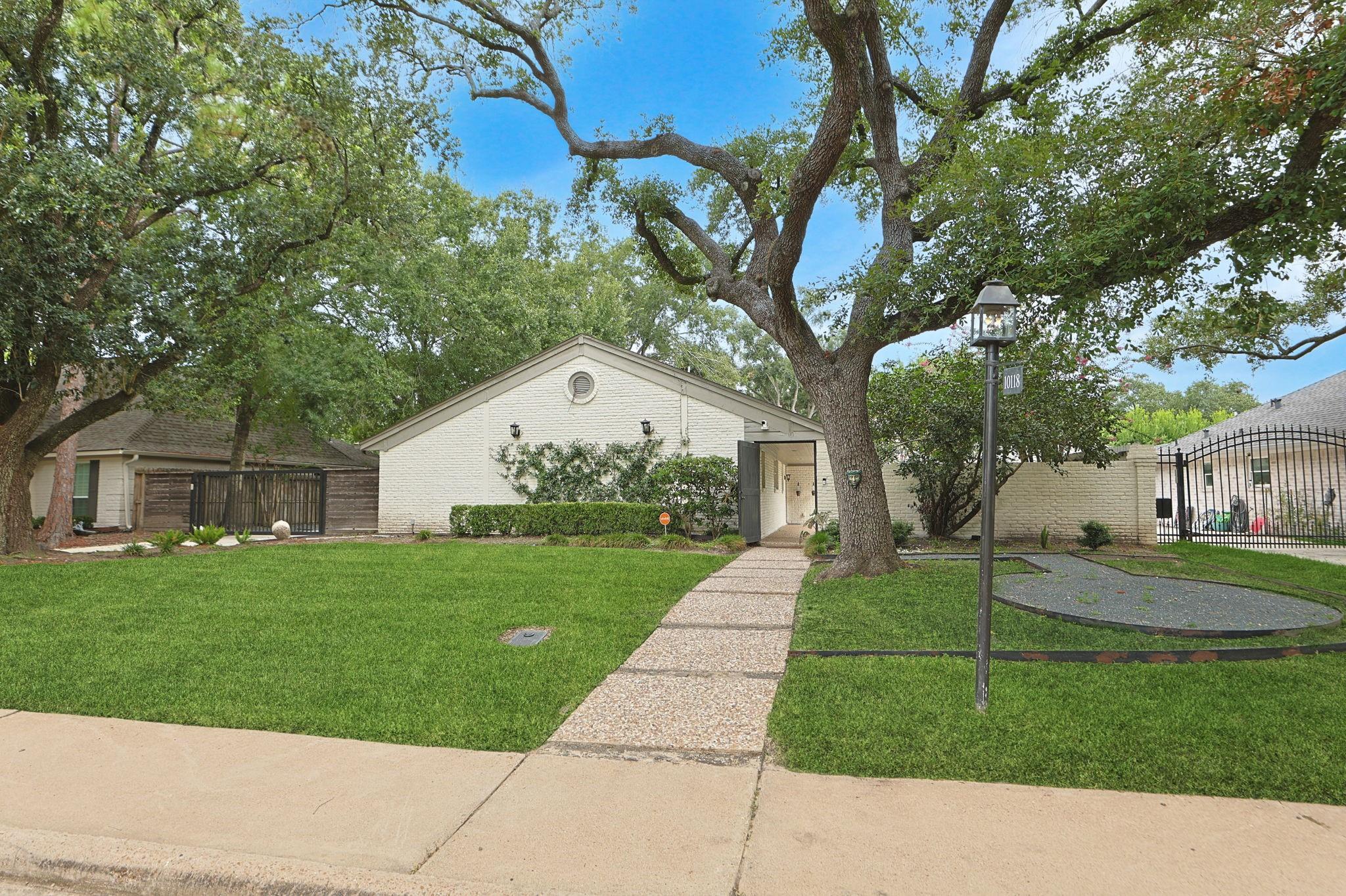 10118 Chevy Chase Dr, Houston, TX 77042