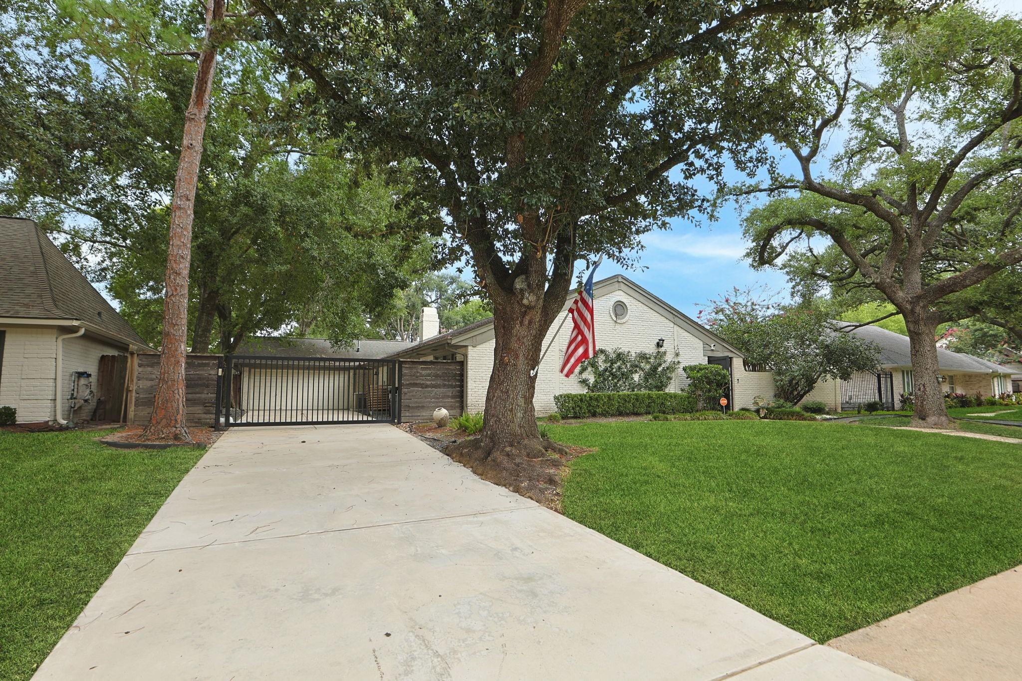10118 Chevy Chase Dr, Houston, TX 77042 photo