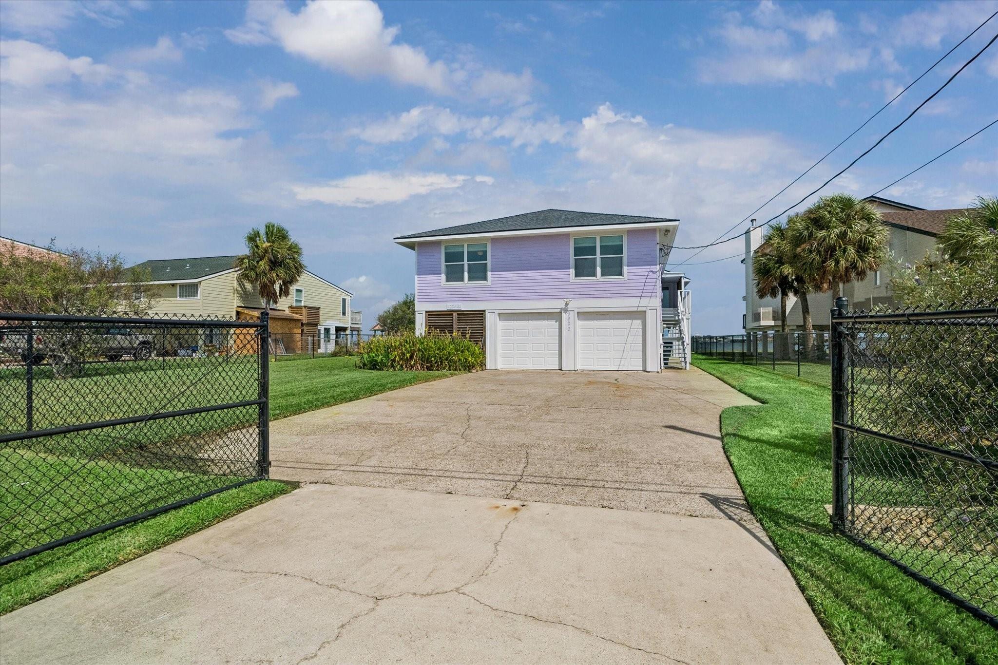 9920 Airways Ln, Galveston, TX 77554