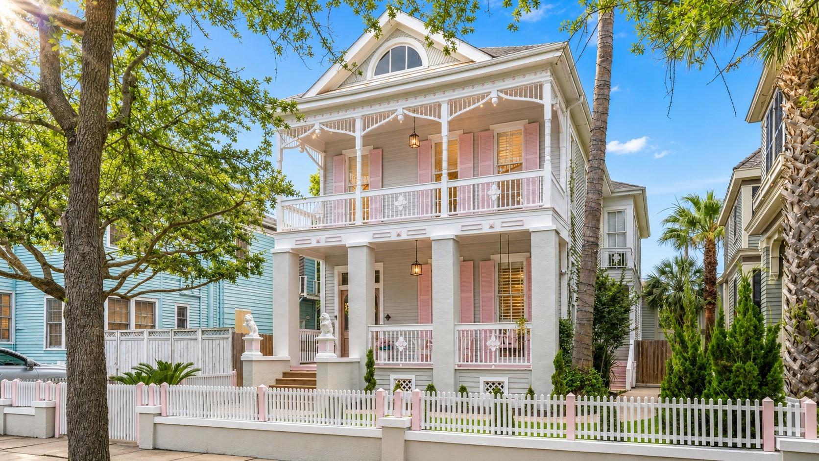 1522 Ball St, Galveston, TX 77550