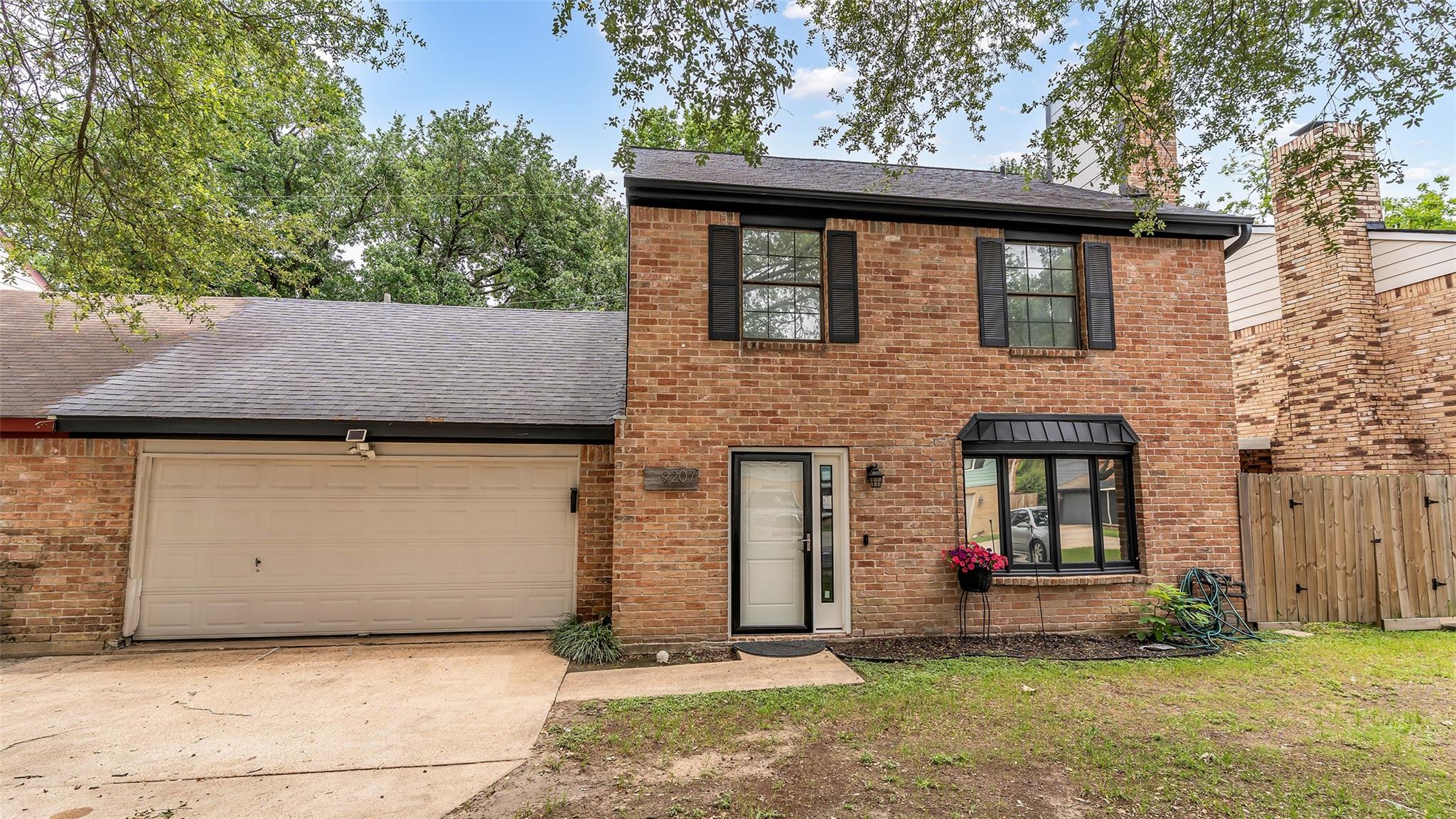 9207 Barr Cir, Houston, TX 77080