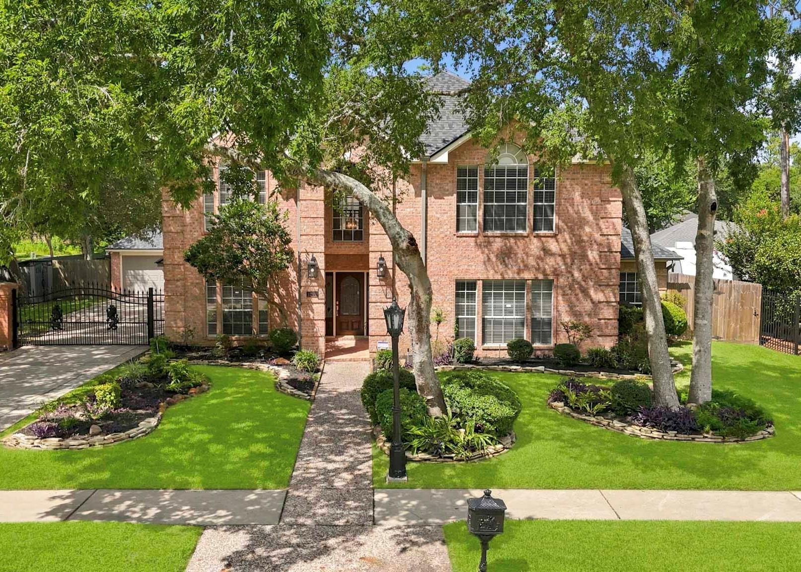 1201 Arbre Ln, Friendswood, TX 77546