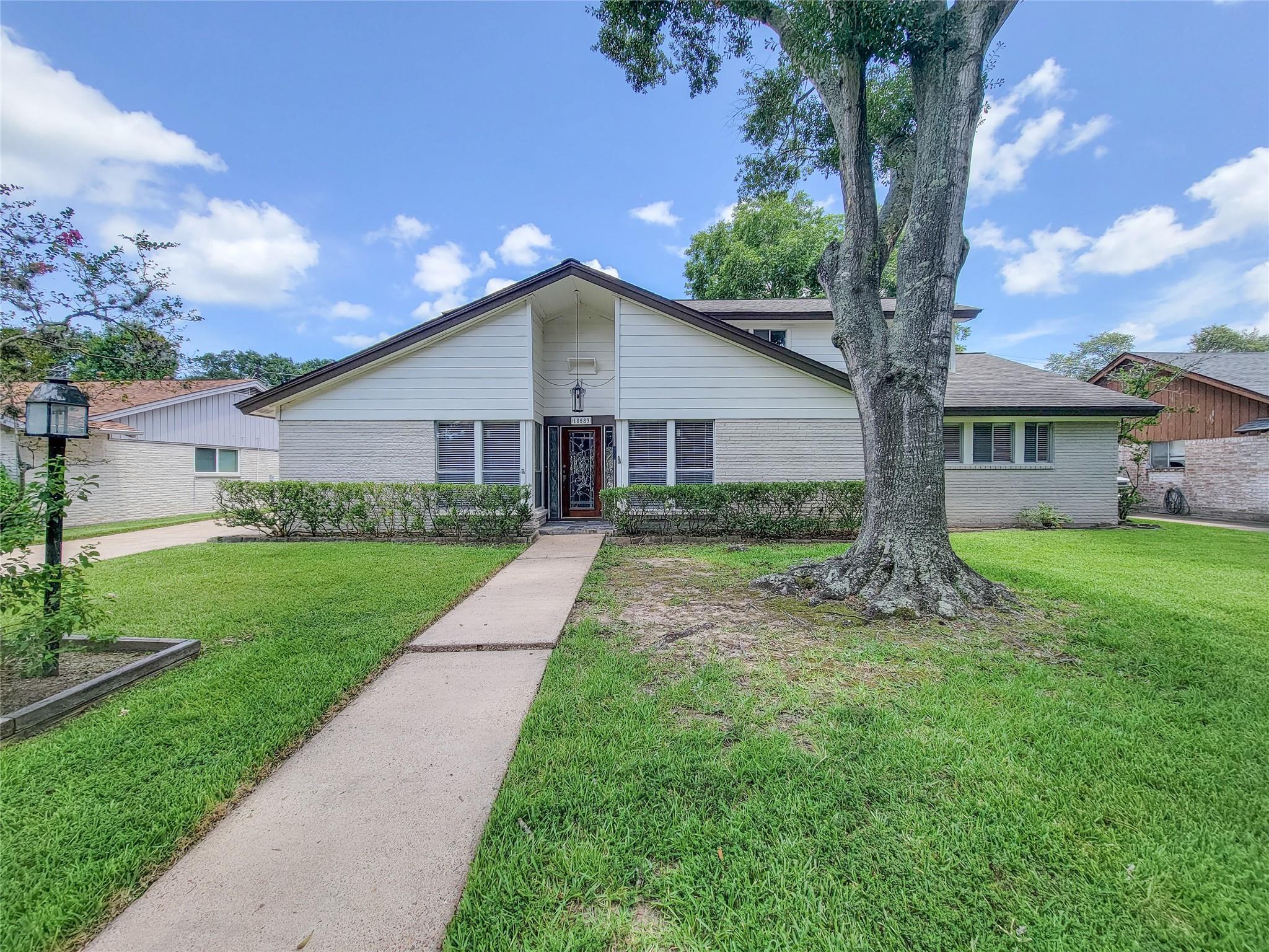 18583 Martinique Dr, Nassau Bay, TX 77058