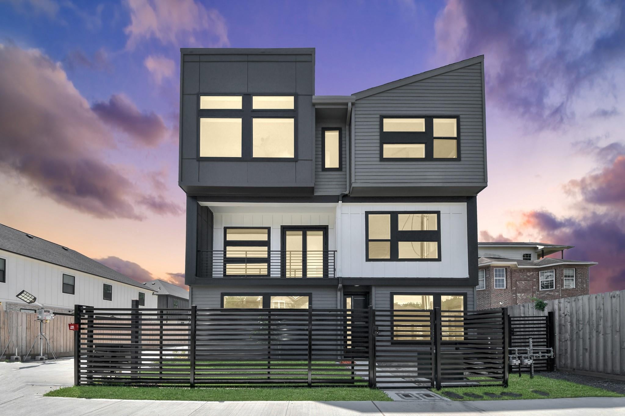 5030 Mallow St, Houston, TX 77033