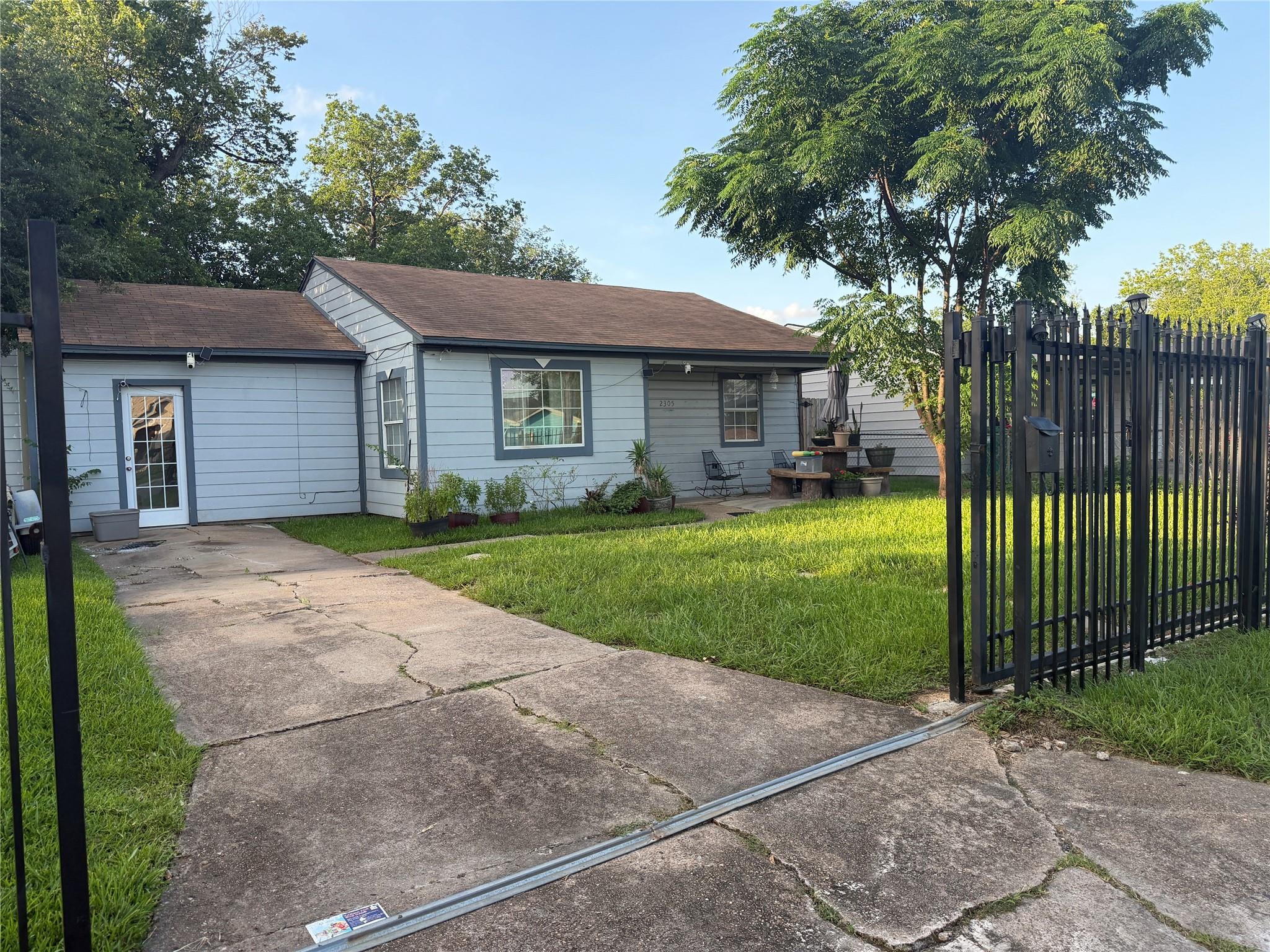 2305 Windsor Ln, Pasadena, TX 77506