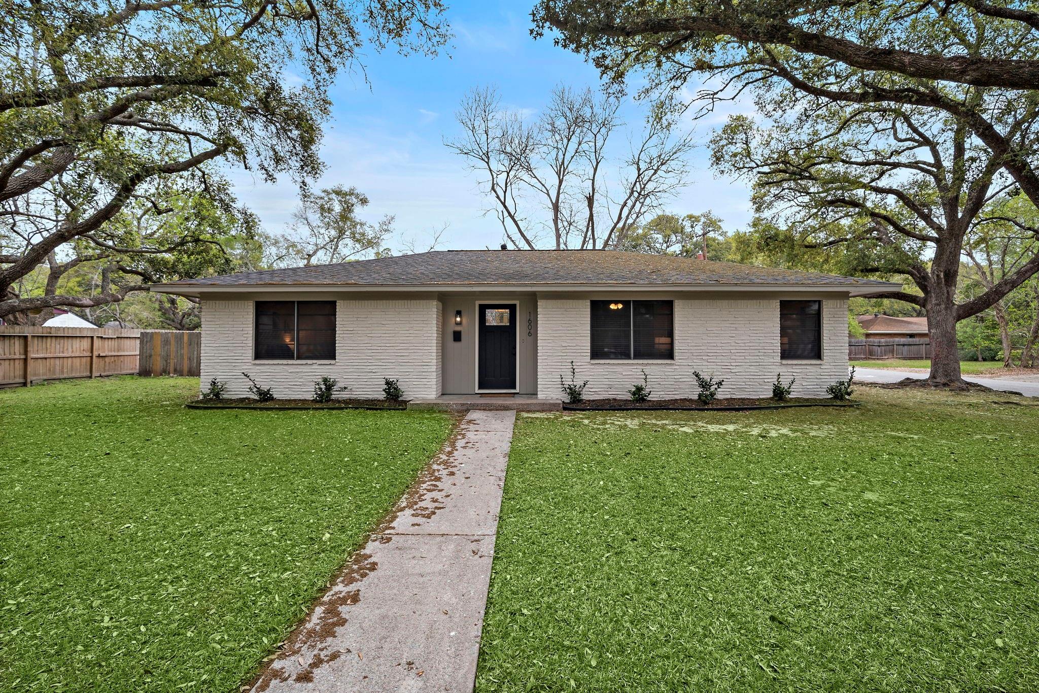 1606 Fayle St, Baytown, TX 77520