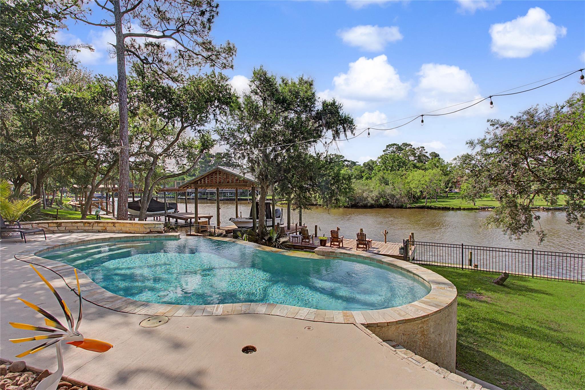 3924 Amanda Ct, Dickinson, TX 77539 photo