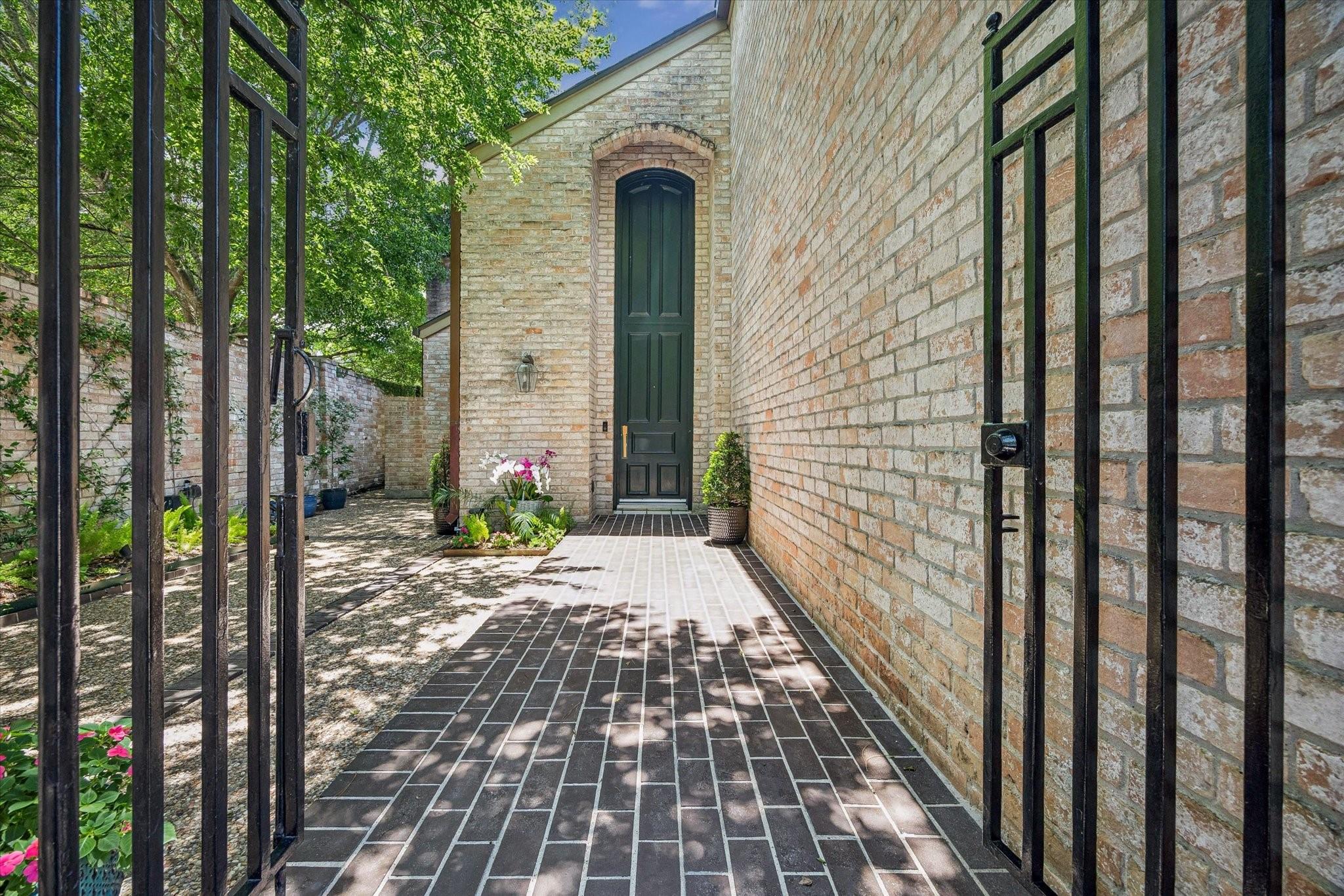 4 River Hollow Ln, Houston, TX 77027