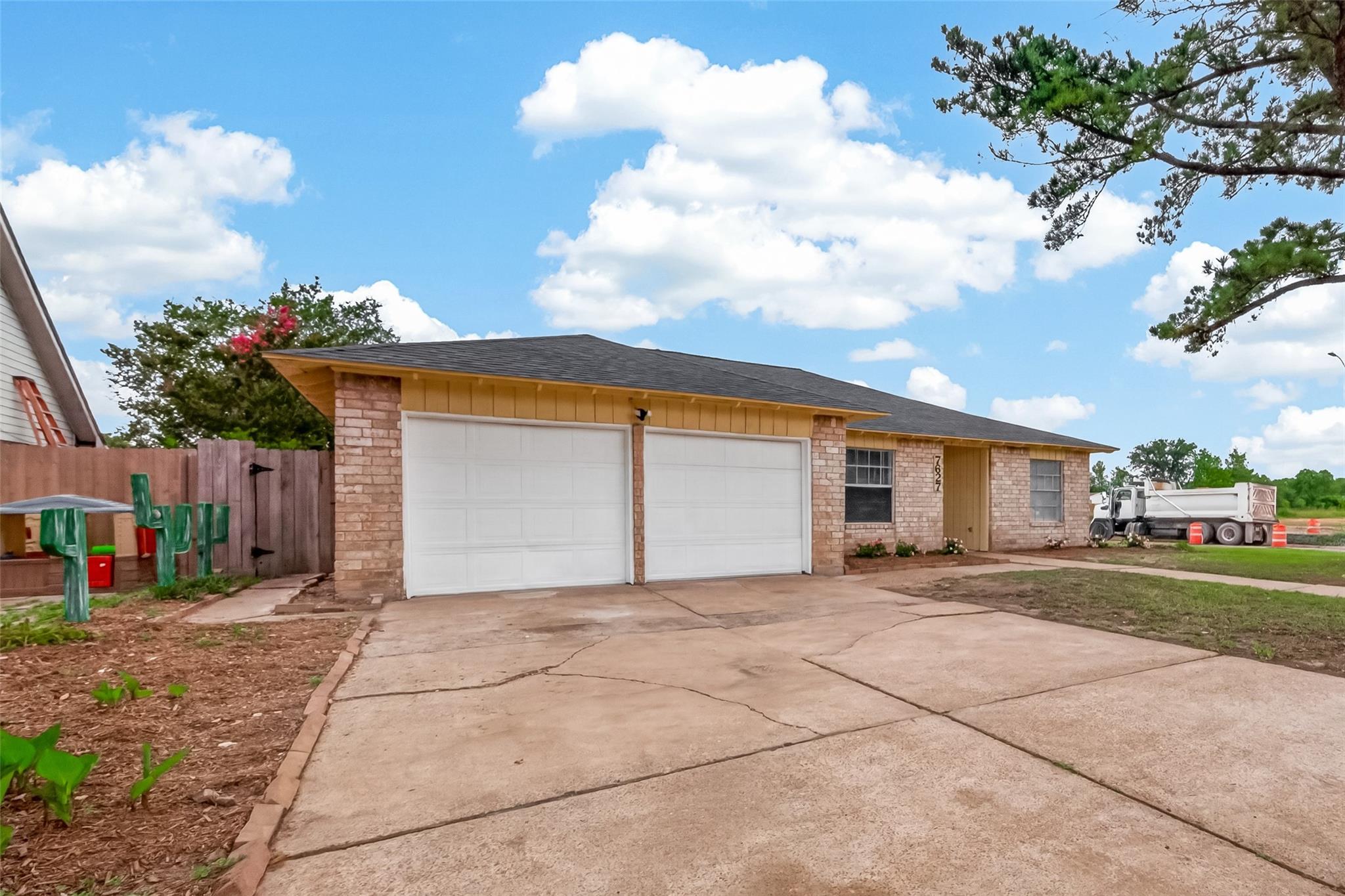 7627 Green Lawn Dr, Houston, TX 77088 photo