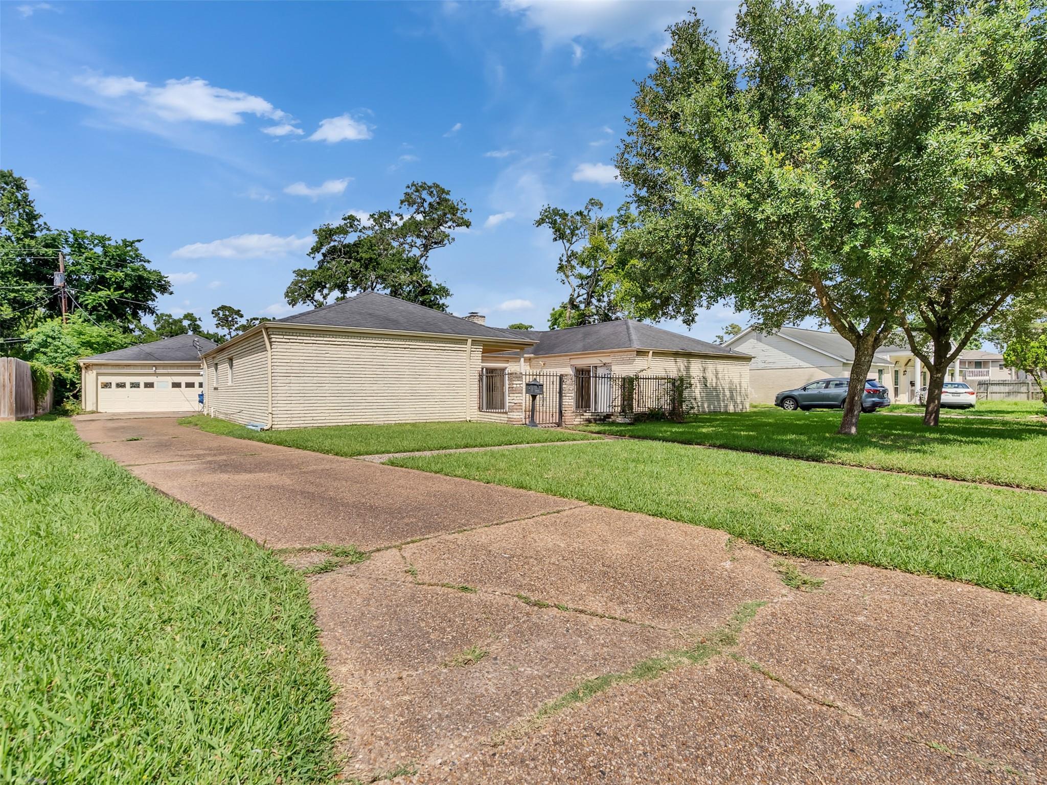 3015 Inwood Dr, Dickinson, TX 77539